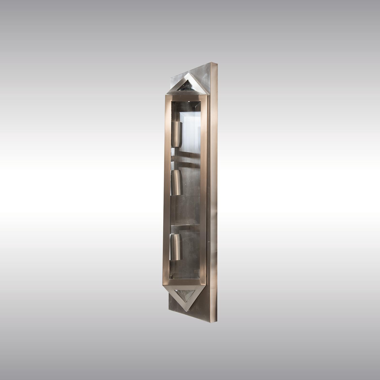 Woka Moderne Wand- oder Deckenleuchte aus Messing mit Pyramiden-Einbaubeleuchtung (Handgefertigt) im Angebot