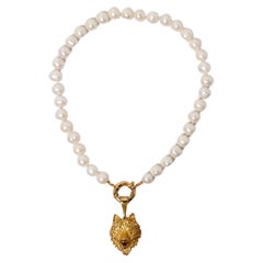 Colgante de plata de ley chapada en oro y collar de perlas de agua dulce Wolf