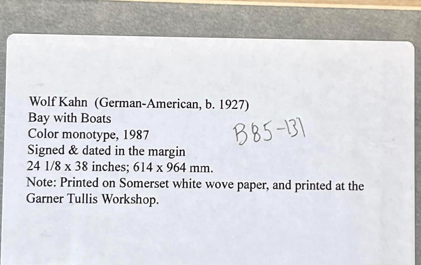 Wolf Kahn
Bucht mit Booten, 1987
Farbmonotypie auf weißem Somerset-Gewebe
Handsigniert und datiert von Wolf Kahn unten rechts auf der Vorderseite, mit Labels auf der Rückseite
Inklusive Rahmen: mattiert und gerahmt in original