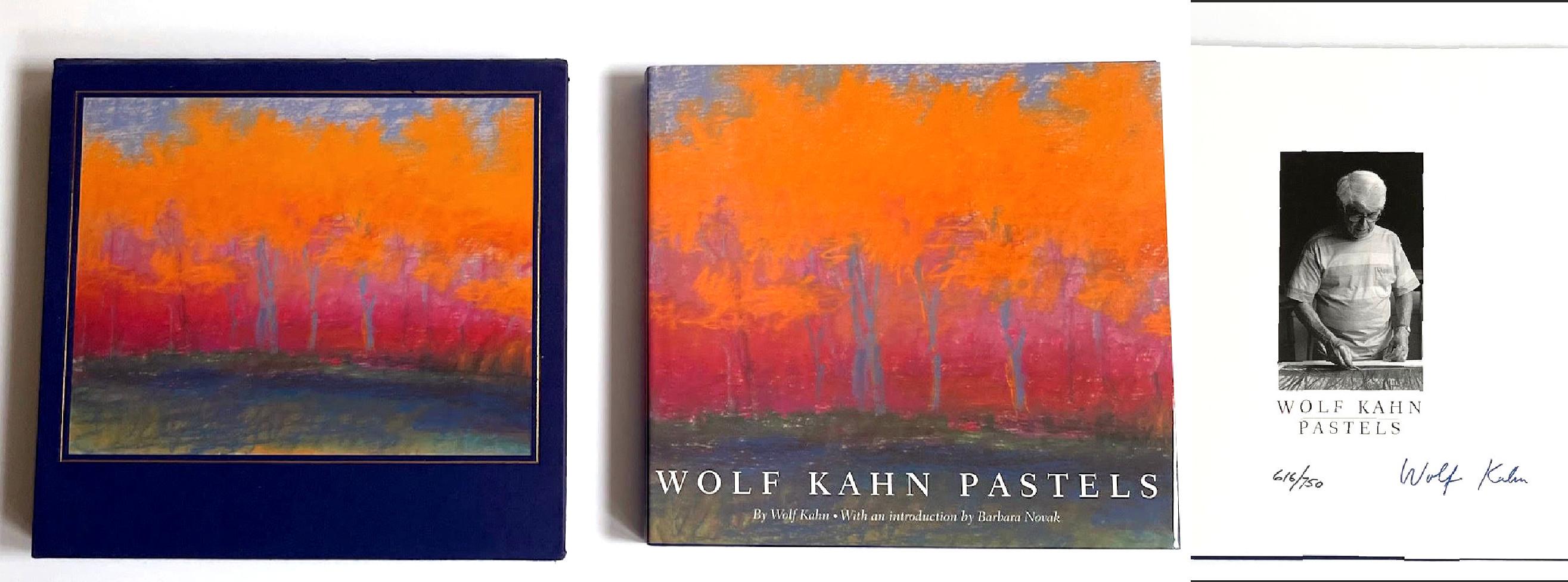 Pastels de Kahn (monographie avec étui, signée et numérotée à la main), 2000
Monographie reliée avec étui et jaquette (signée et numérotée à la main par Wolf Kahn).
Signé à la main et numéroté 616/750 par Wolf Kahn sur la demi-page de titre.
10 × 11