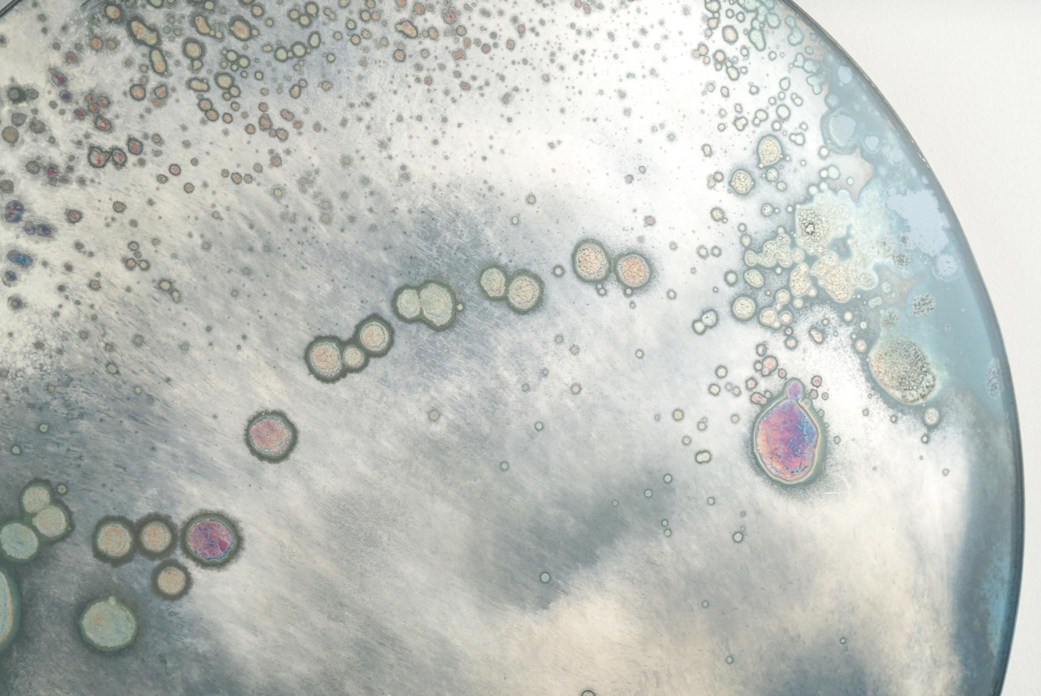 Cimon Kind Berman gioca con la luce, i riflessi e la trasparenza, creando opere che sono una fusione di artigianato antico e alchimia trasformativa. Ogni specchio racconta una storia unica, fondendo storia, artigianato e visione artistica, invitando