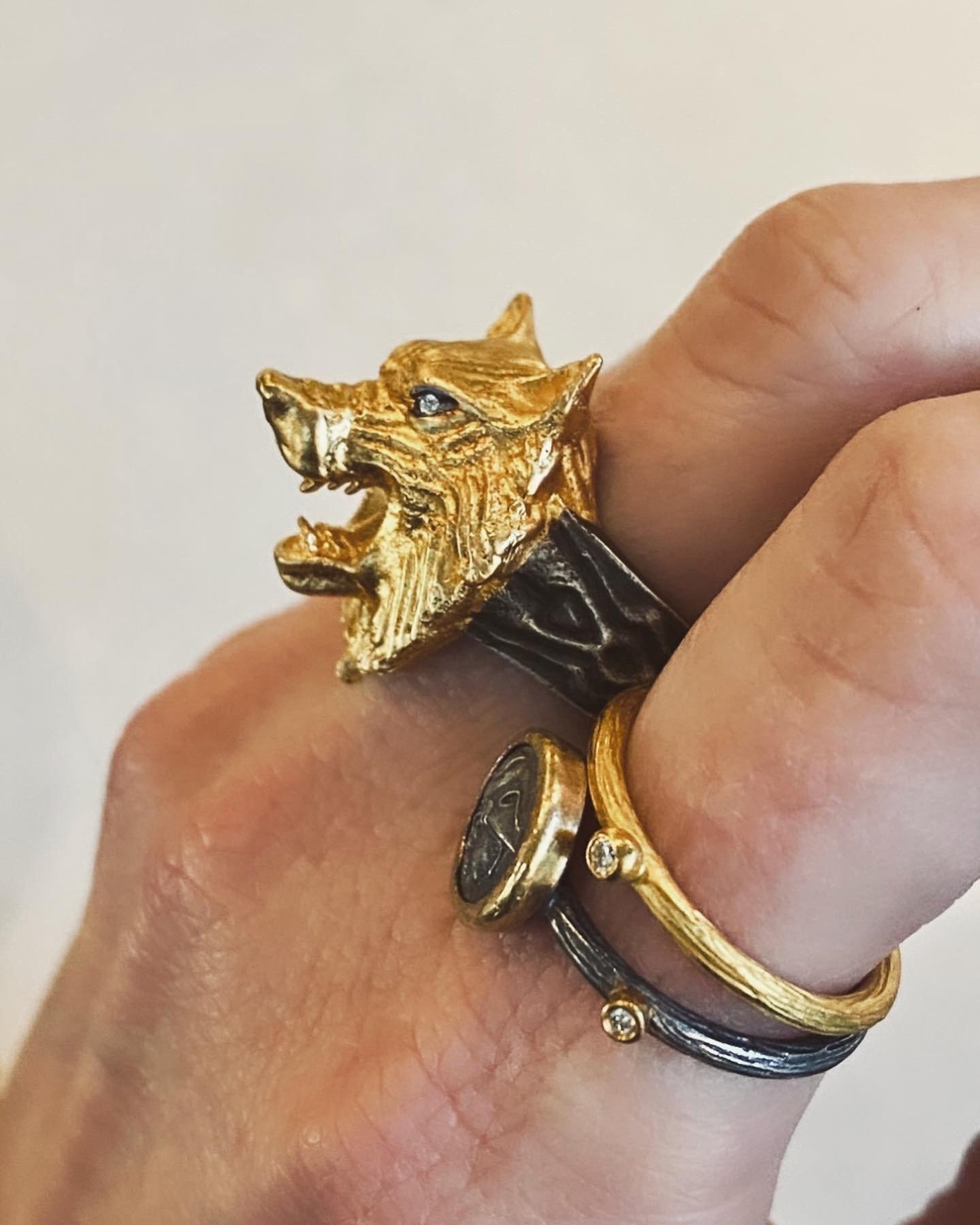 Bague cocktail loup avec yeux en diamant, en or et argent 24K, faite à la main par Kurtulan Jewellery d'Istanbul, Turquie

En tant qu'animal spirituel, le loup symbolise le lien profond entre intuition et instinct, la sagesse, le désir de liberté et