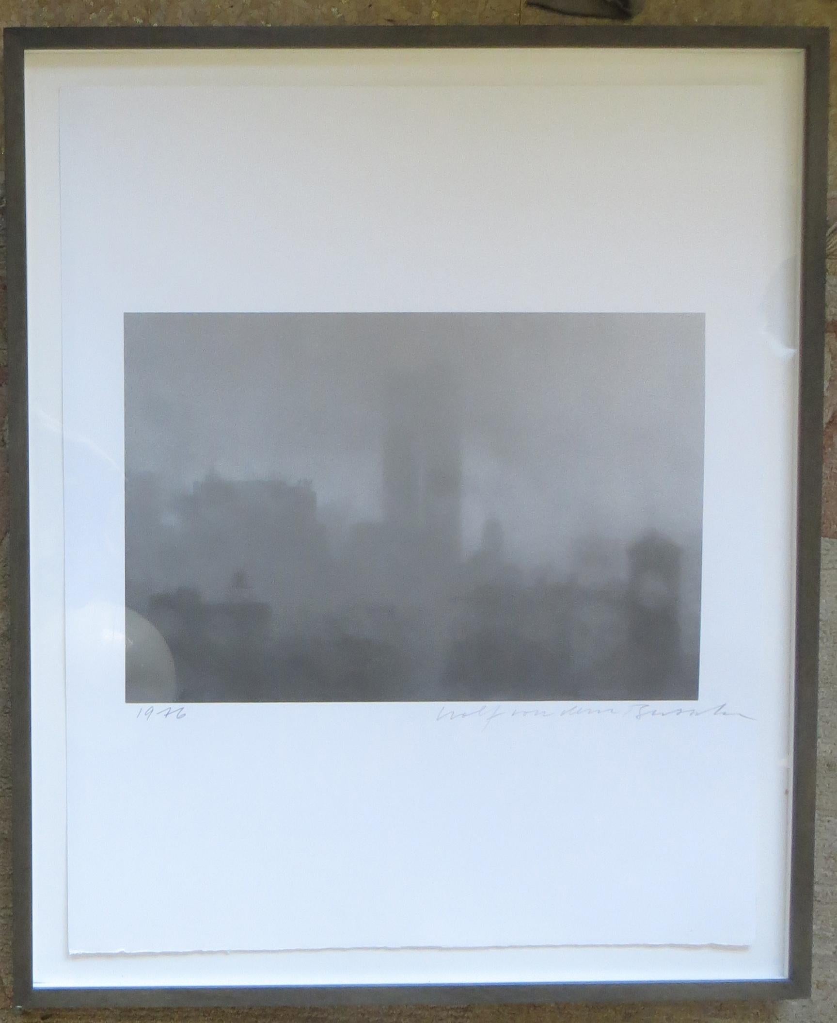 Washington Square mit Trade Center Towers II (Grau), Black and White Photograph, von Wolf von dem Bussche