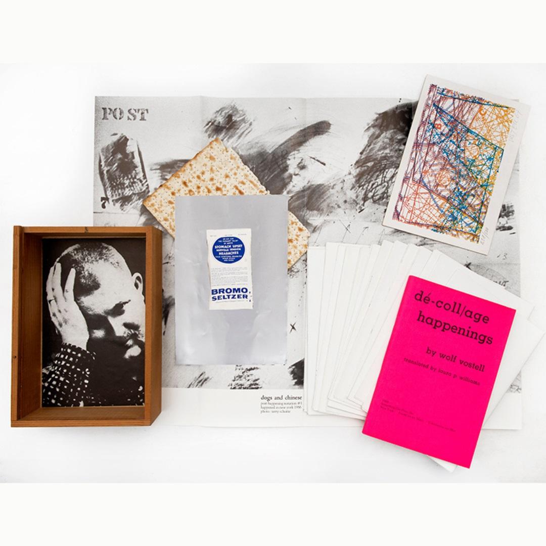 3D multiple, 1966, pubblicato da The Something Else Press, New York, una scatola di legno con coperchio in plexiglass, contenente un libro di 94 pagine, 'Performances Notations 1959/66' 15 poster piegati (alcuni a colori), 1 ritratto serigrafato