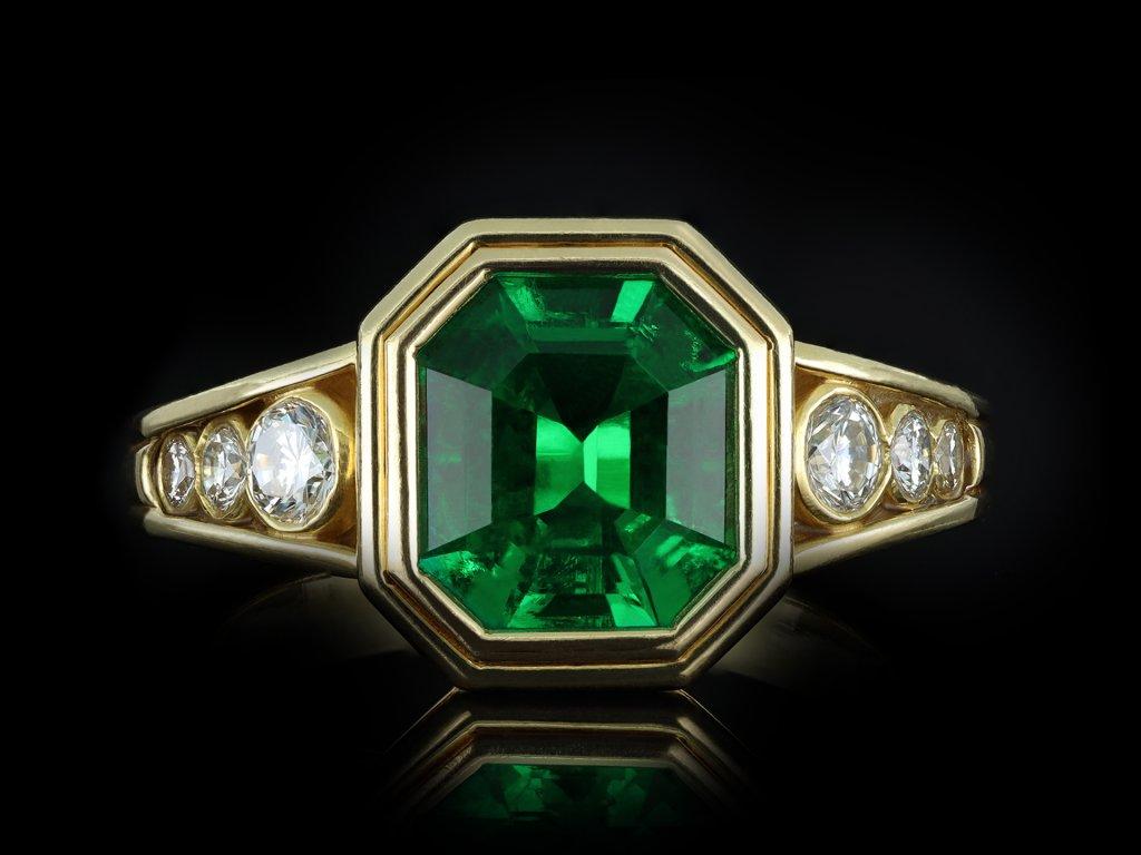 Wolfers Frères 2.5 Carat Colombian Emerald and Diamond Ring, circa 1970 In Good Condition For Sale In London, GB