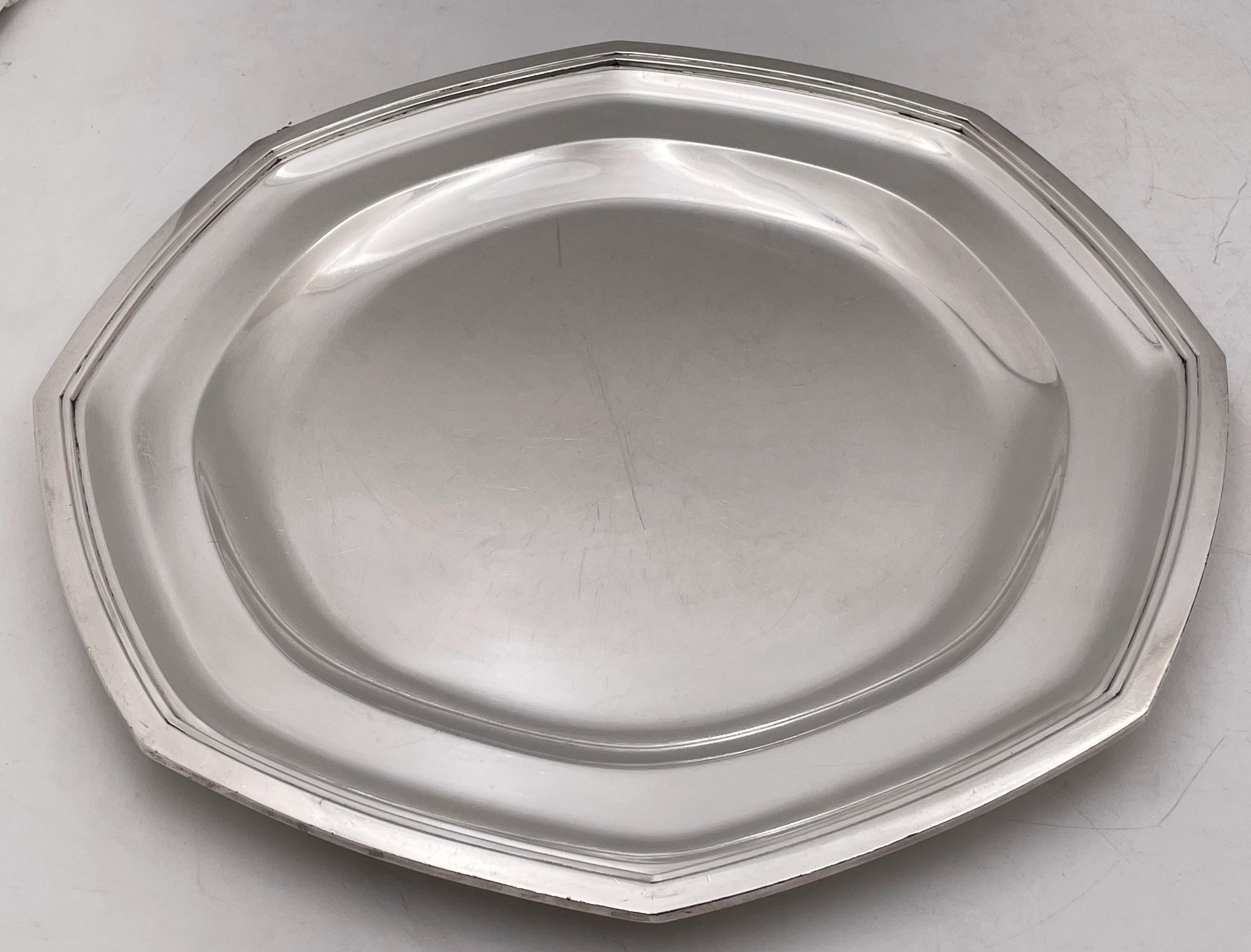 Wolfers, pareja belga de platos o fuentes octogonales de plata, de principios del siglo XX, de estilo Art Déco con bellos acentos y diseño geométricos. Miden 13 1/4'' de diámetro por 7/8'' de altura, y llevan los sellos que se muestran. El peso
