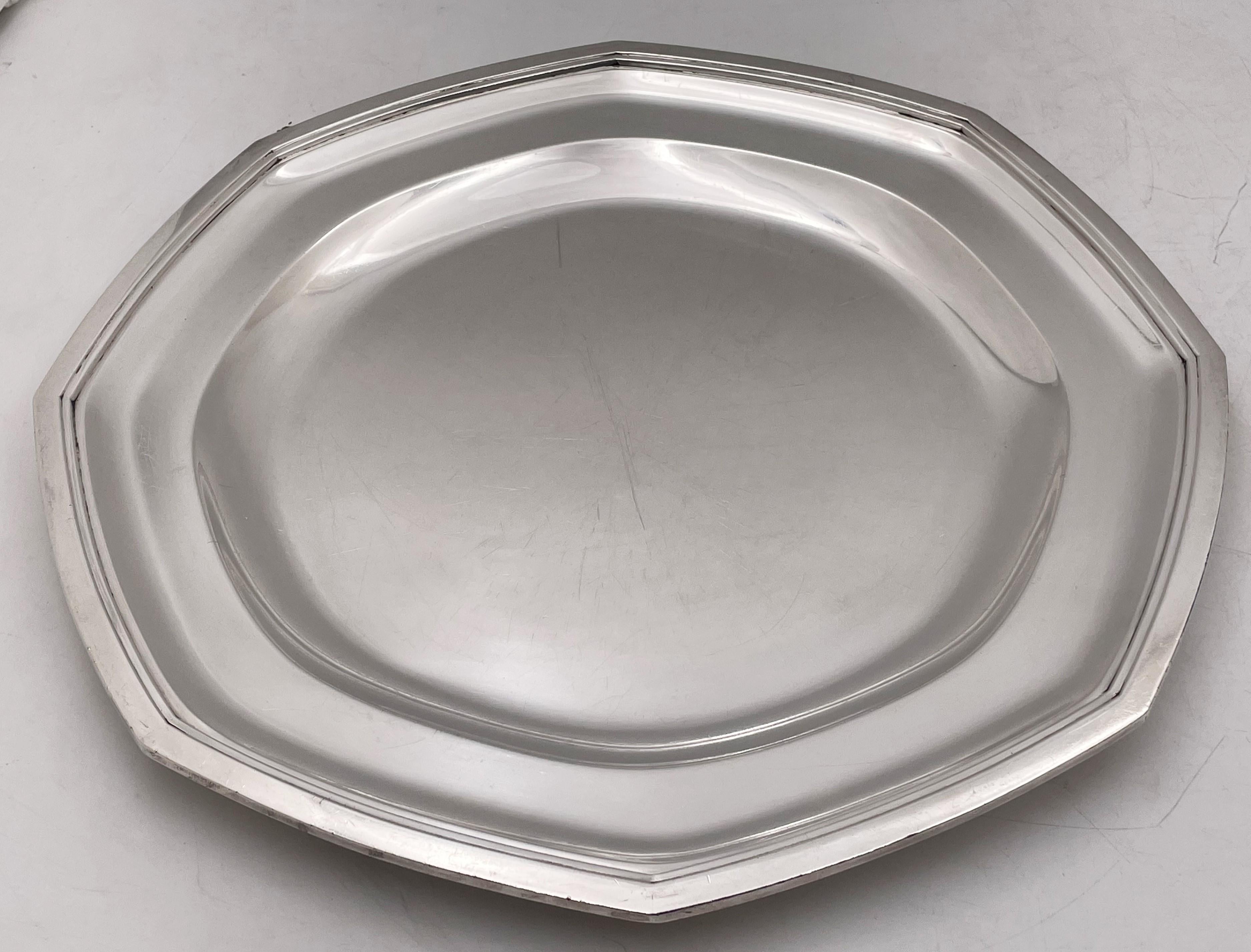 Wolfers, Belgian pair of octogonal silver dishes or plates, from the early 20th century, in Art Deco style with beautiful geometric accents and design. They Measure 13 1/4'' in diameter by 7/8'' in height, and bear hallmarks as shown. Total weight