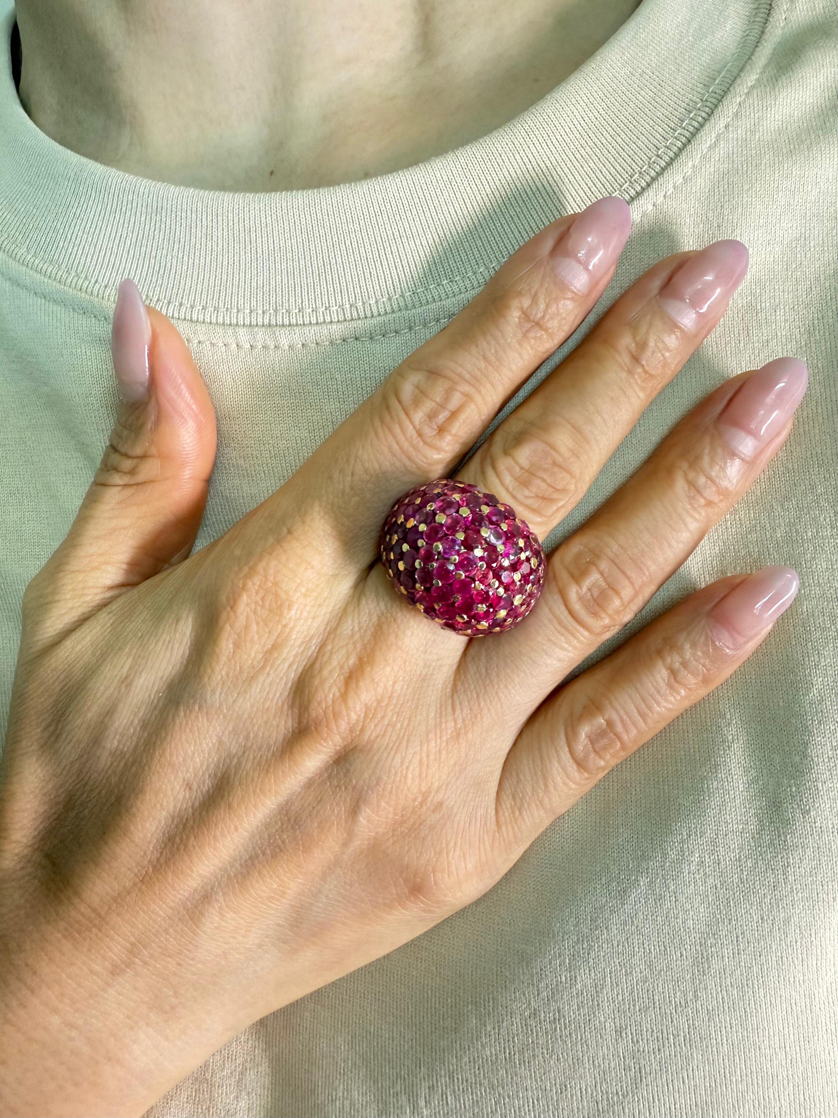 Guarda il video in HD! Ecco un bell'anello a forma di cupola con rubino di Birmania e zaffiri rosa, realizzato su misura dalla famosa azienda di gioielli belga Wolfers. L'anello è incastonato in oro giallo 18 carati con rubini di Birmania e zaffiri