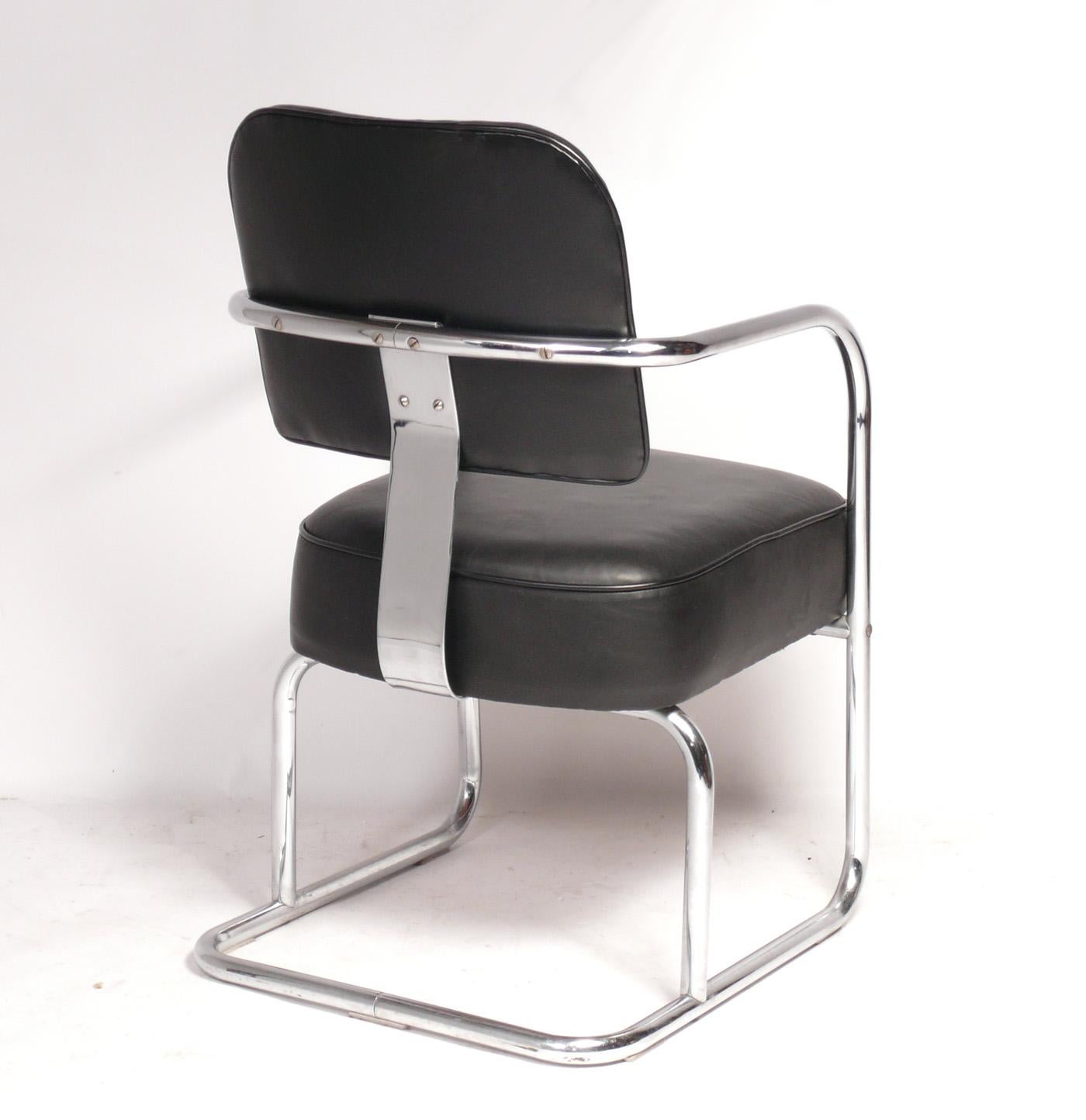Chaises de salle à manger Art déco épurées, conçues par Wolfgang Hoffmann pour Howell, États-Unis, vers les années 1930. Cadre en métal chromé et revêtement en cuir noir. Veuillez consulter nos autres annonces 1stdibs pour la table à manger Hoffmann