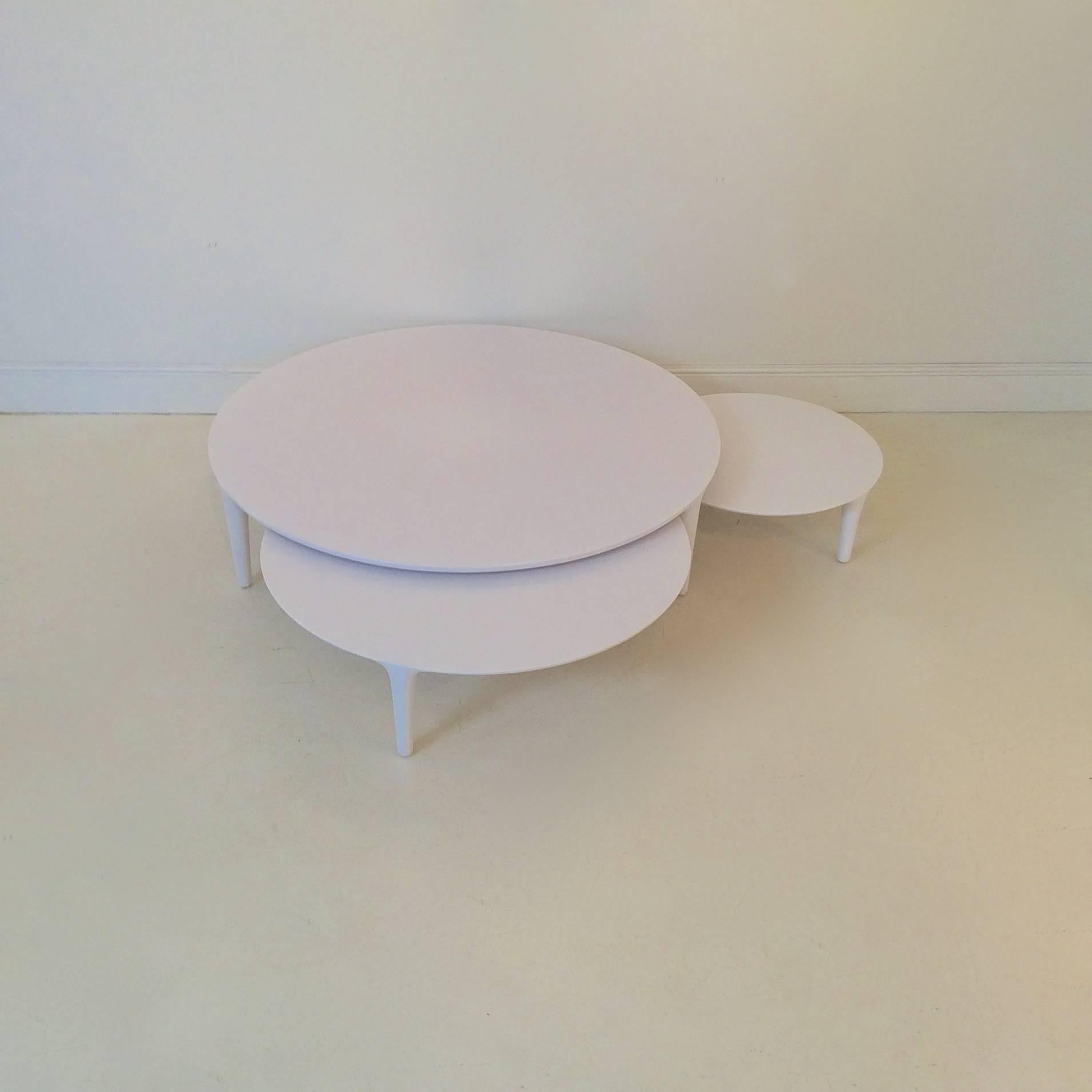 Set of three round nesting tables by Wolfgang Bregentzer, 2017, Belgium. Produced in small limited edition.
Coffee tables in resin solid surface (bauxite) white dyed.
Wofgang Bregentzer is a Belgian designer and craftsman who produces a limited