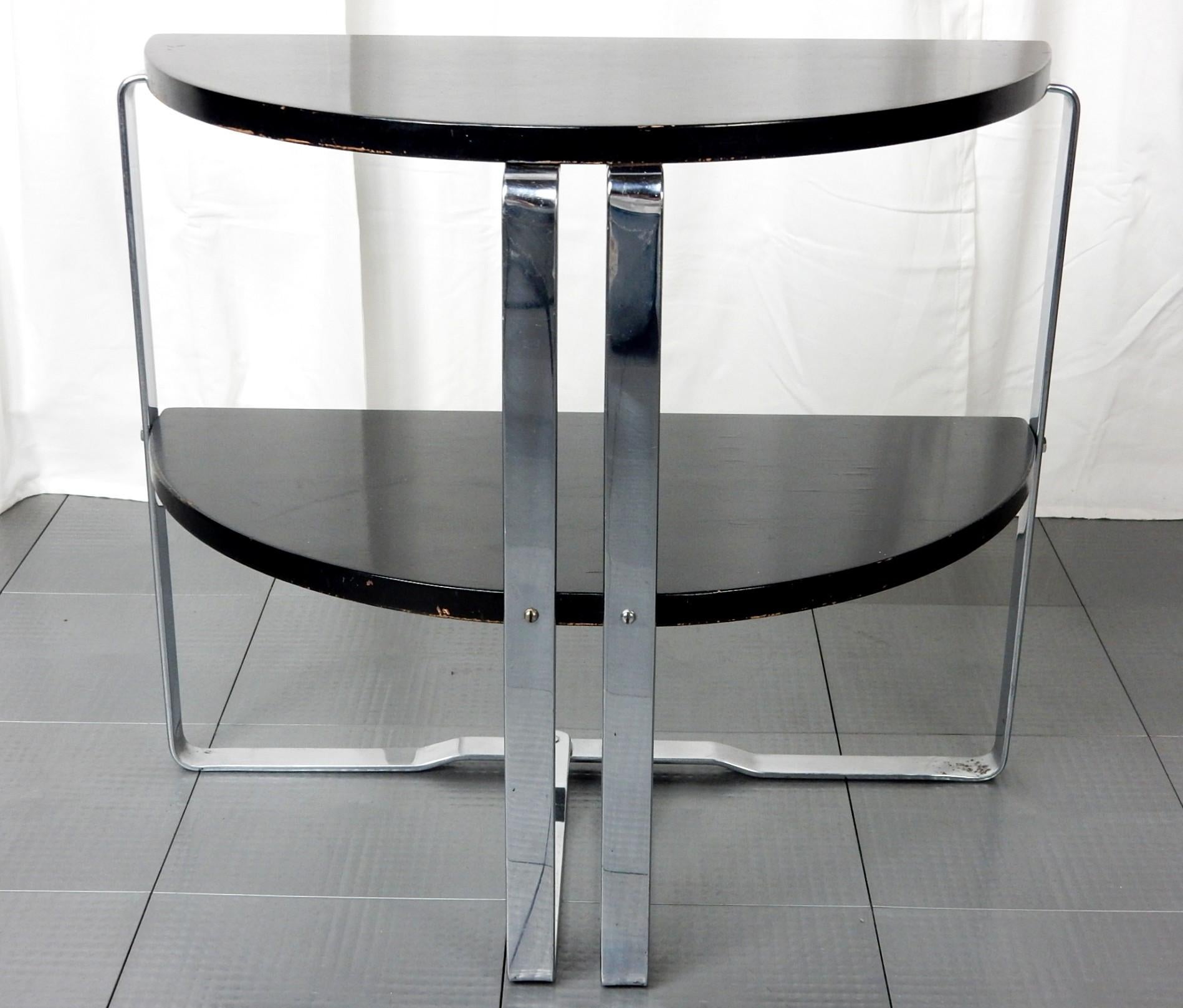 table d'appoint Demilune #301 conçue par Wolfgang Hoffmann pour Howell, vers les années 1930.
La table a conservé sa finition laquée noire d'origine, son placage en nickel, ses vis, etc.
Solide et bien entretenu au cours de ces 80 dernières années.