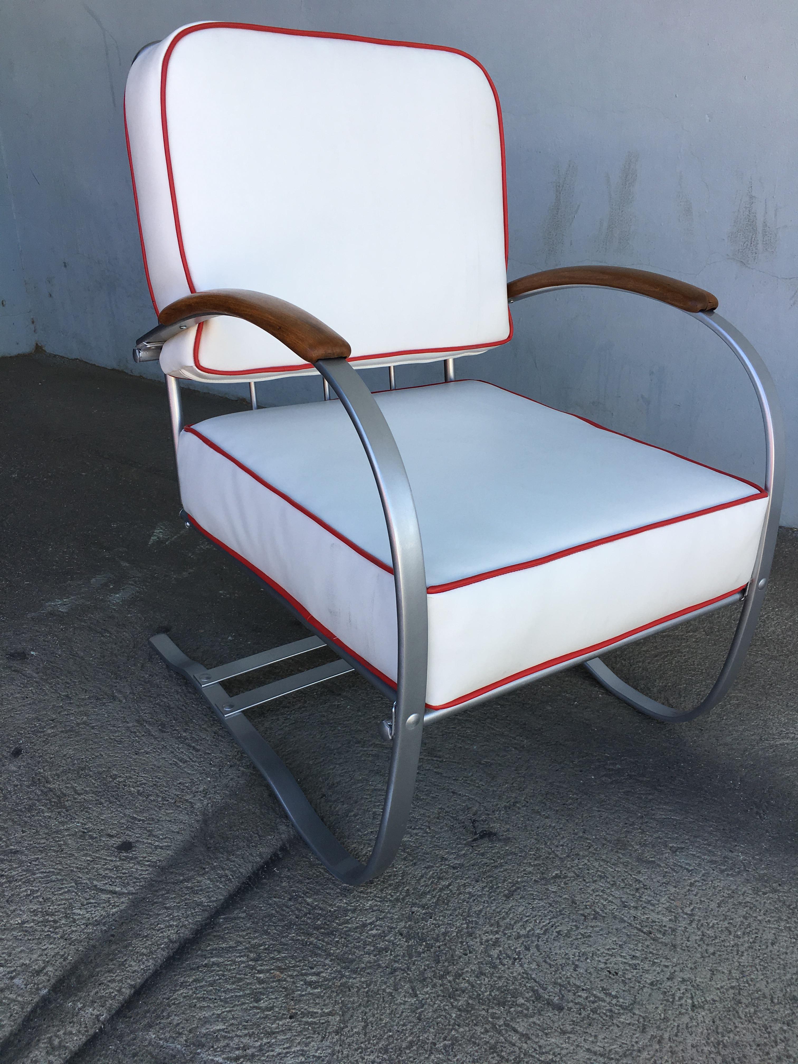 Chrome Wolfgang Hoffmann Art Deco springer lounge chair for Howell furniture, these chairs consist of a tubular chrome frame that seamlessly forms to shape the legs, arms and back support of the streamlined seat. The arms are topped with ebonized