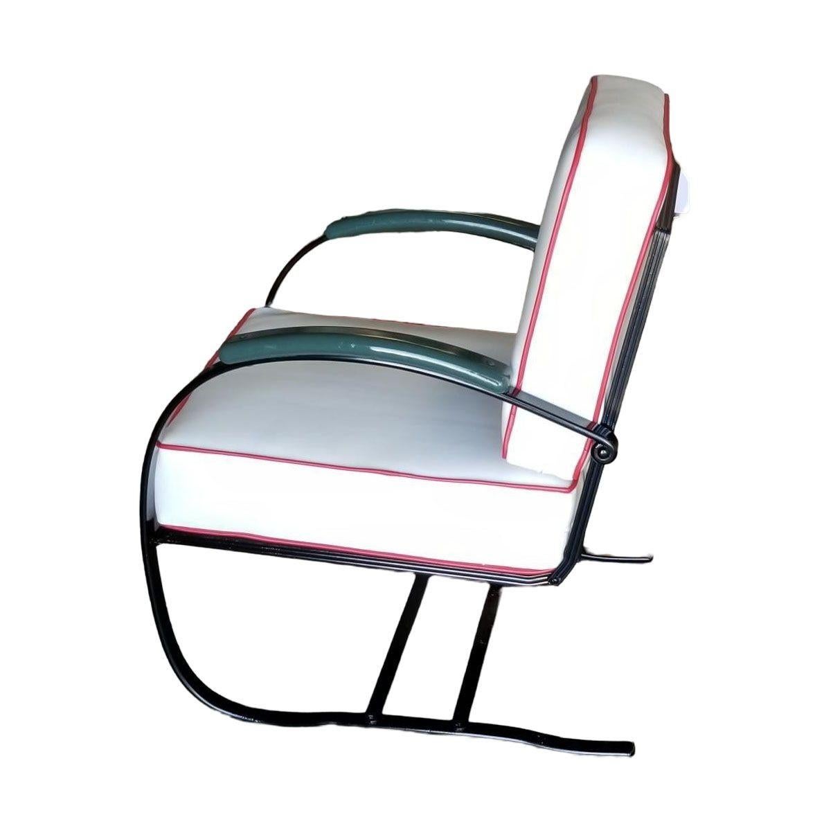 Fauteuil de salon Art Déco Wolfgang Hoffmann vert et noir pour Howell furniture. Ces fauteuils sont constitués d'un cadre plat en fer chromé qui épouse la forme des jambes, des bras et du dossier du siège profilé. Les bras sont surmontés