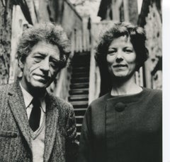 Alberto Giacometti avec sa femme Anette dans son studio à Paris, 1963