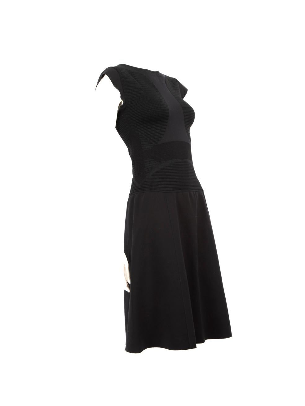 El ESTADO es Muy bueno. El vestido presenta un desgaste mínimo. Esta prenda de segunda mano de la marca Wolford presenta algunos tirones en el tejido de la zona del pecho.
 
 
 
 Detalles
 
 
 Negro
 
 Sintético
 
 Vestido
 
 Midi
 
 Falda skater
 

