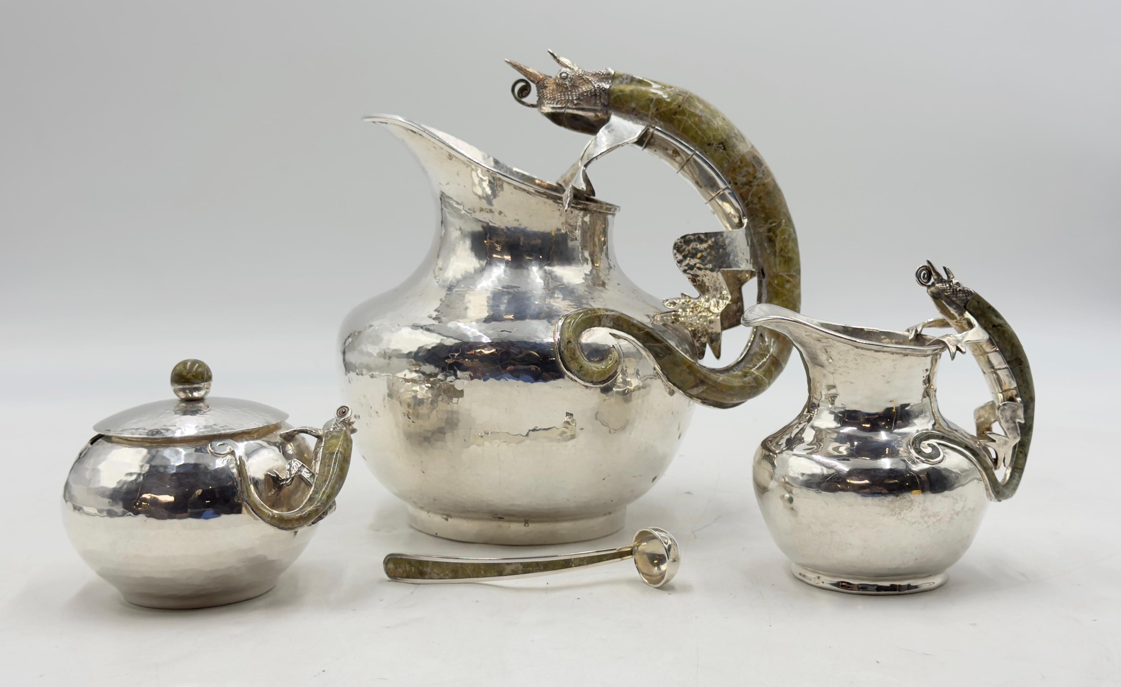 Élégant service à thé et à café en argent mexicain du milieu du siècle, fabriqué à la main à Taxco, au Mexique, par le célèbre orfèvre Wolmar Castillo. Cet ensemble vintage plaqué argent présente les poignées sculpturales de lézard, signature de