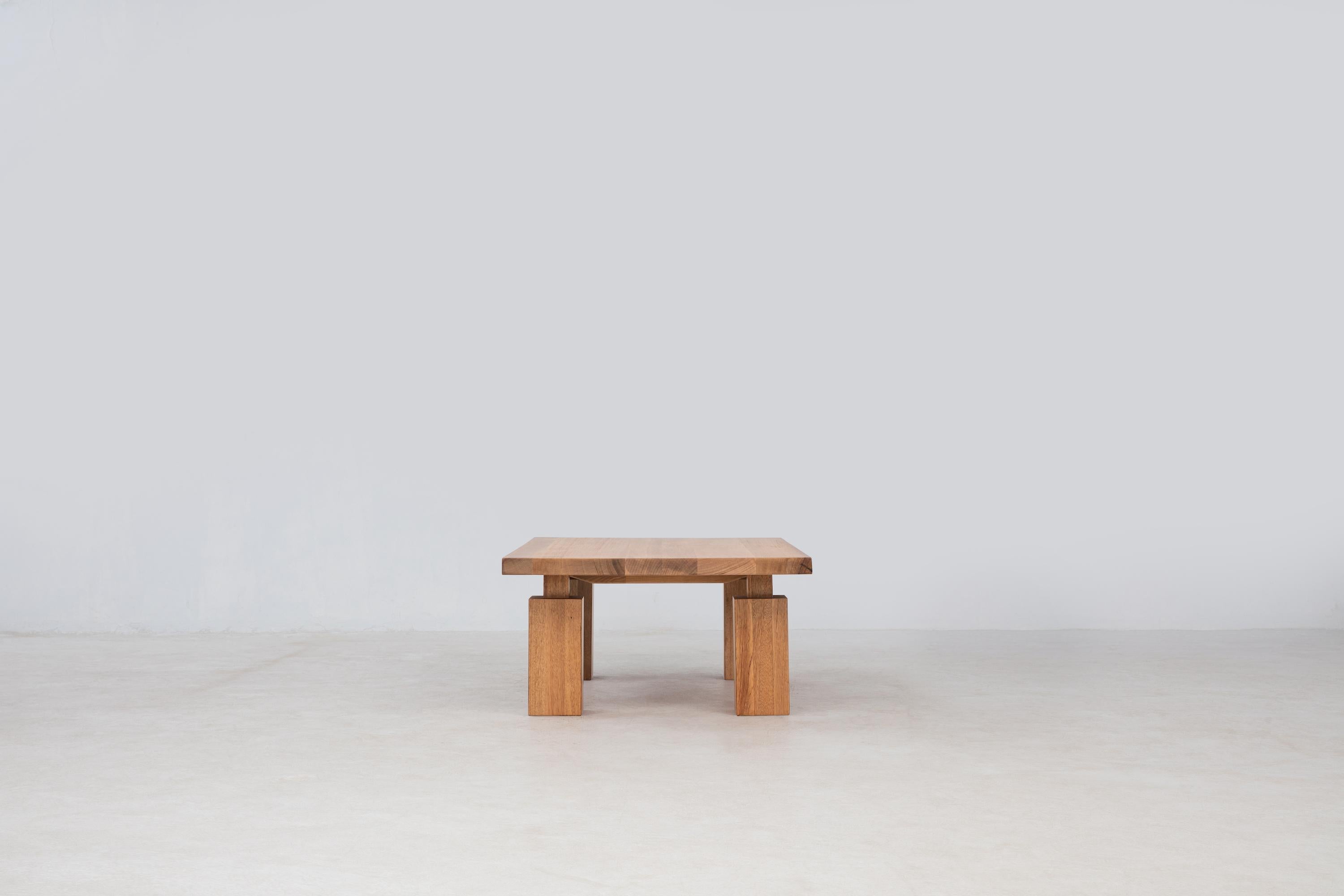 La table basse Wolo présente le beau grain et l'éclat luminescent du bois Makata, en mettant l'accent sur le contraste en tant que concept directeur. Les pieds en forme de colonne se caractérisent par des pattes épaisses attachées par un tissu