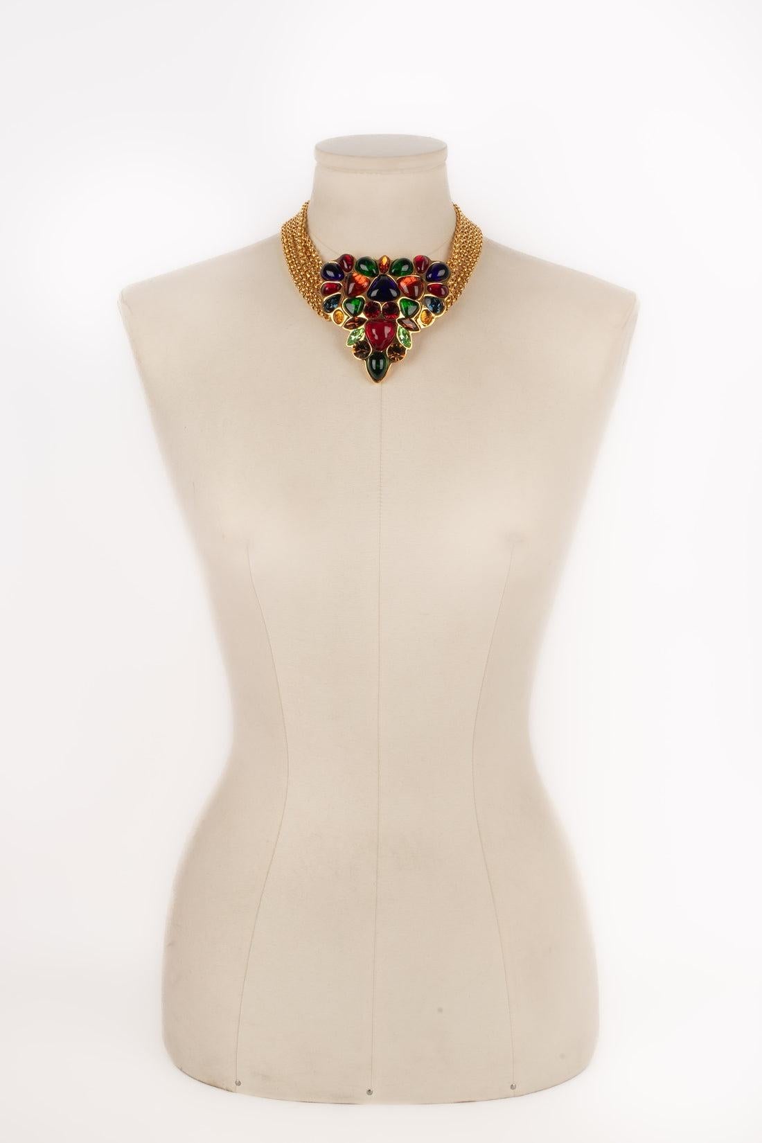 Woloch - (Made in France) Collana corta in metallo placcato oro composta da diverse catene e da un medaglione articolato con cabochon in pasta di vetro colorata. Jewell risalente agli anni '90.

Informazioni aggiuntive:
Condizioni: Ottime