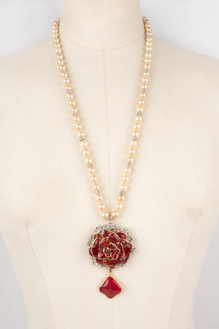 Woloch - (Made in France) Necklace with costume pearls, Swarovski rhinestones, and a glass paste pendant representing a rose. Jewelry signed by Woloch.

Additional information:
Condition: Very good condition
Dimensions: Length: from 65 cm to 70