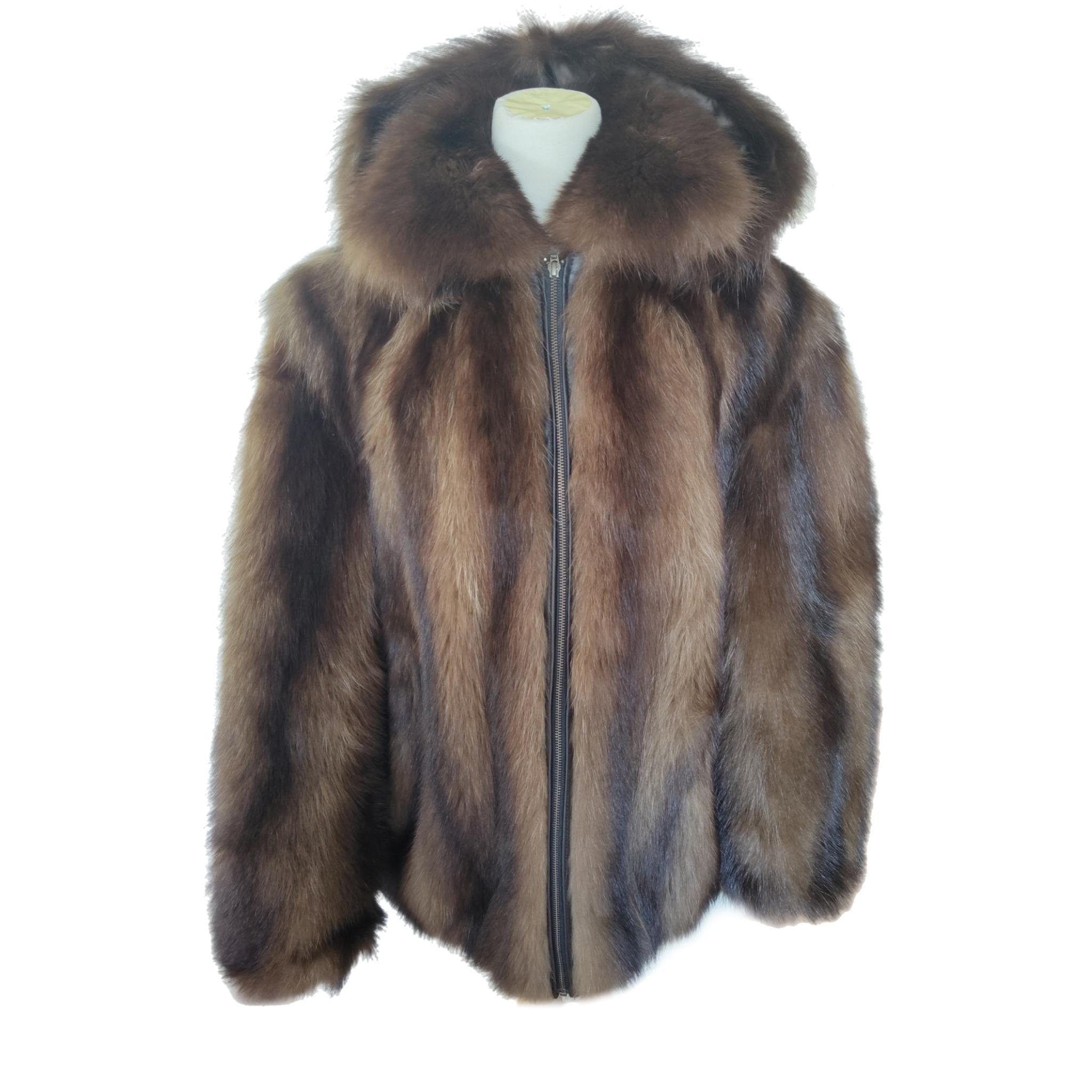 Wolverine fur Fur bomber Coat 44-46 men's L

beautiful ample short collar, big sleeves with elastics, leather zipper for closure and too slit pockets. High quality skins, Tan lining and finished perfectly. 

Made in Canada with the best quality