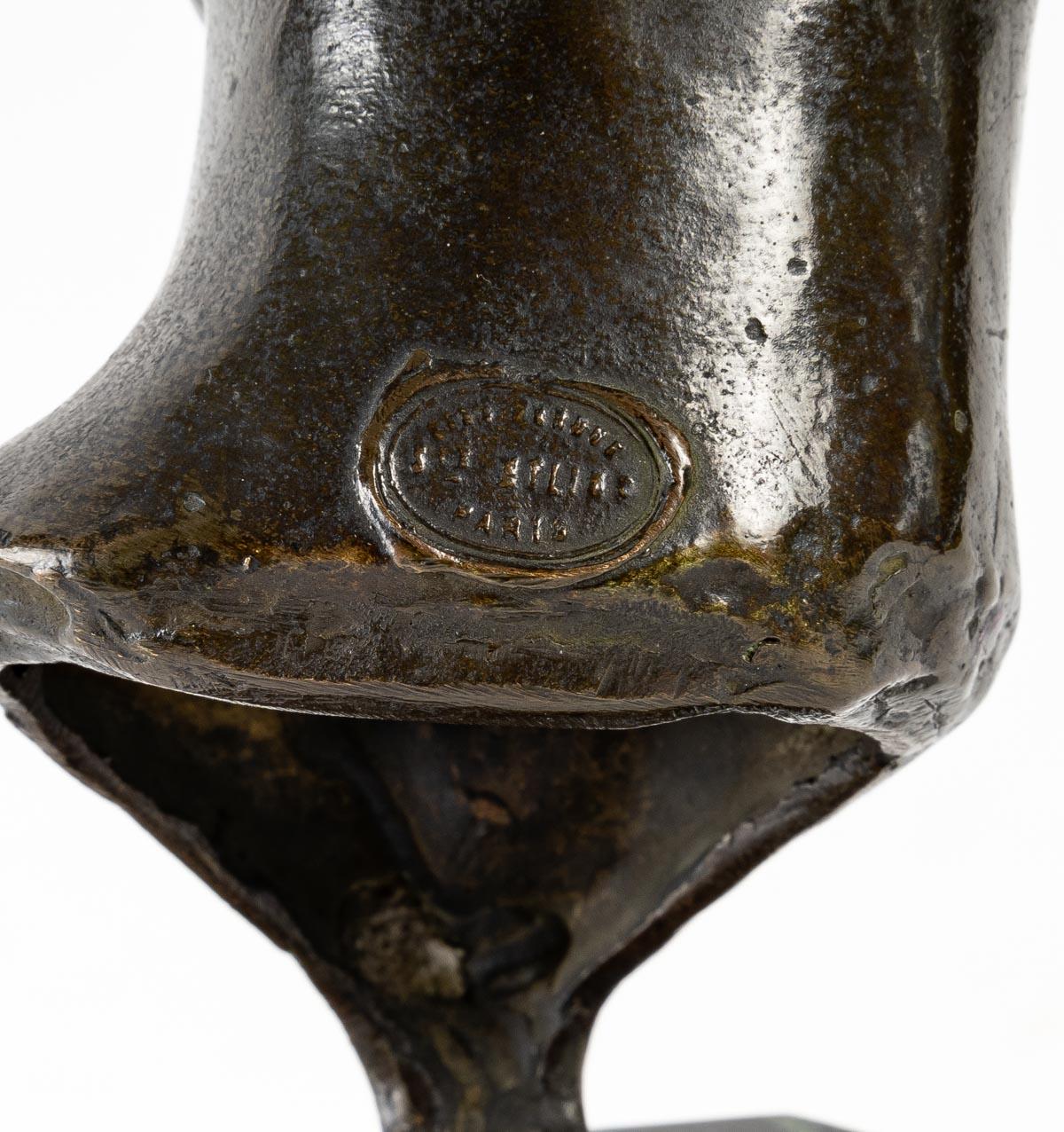 Statuetta in bronzo di una donna con capelli fioriti: bronzo di Maurice Green Rivière (1881-1947), su una base di marmo verde venato.
Misure: H: 28 cm, L: 10 cm, P: 12 cm.