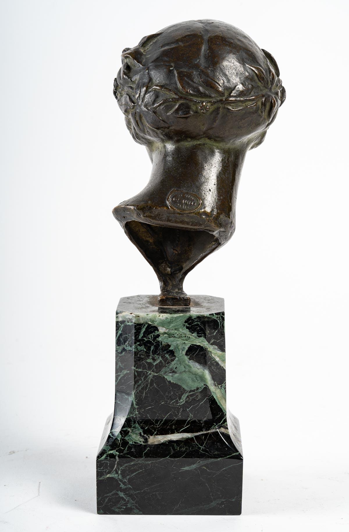 Art Nouveau Donna adornata da una chioma fiorita in vendita