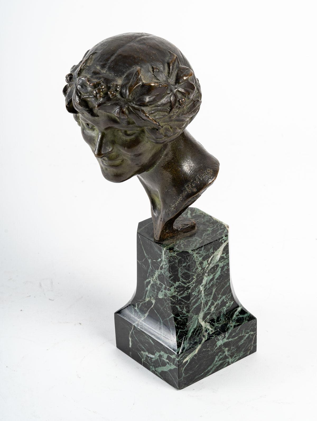 Bronzo Donna adornata da una chioma fiorita in vendita