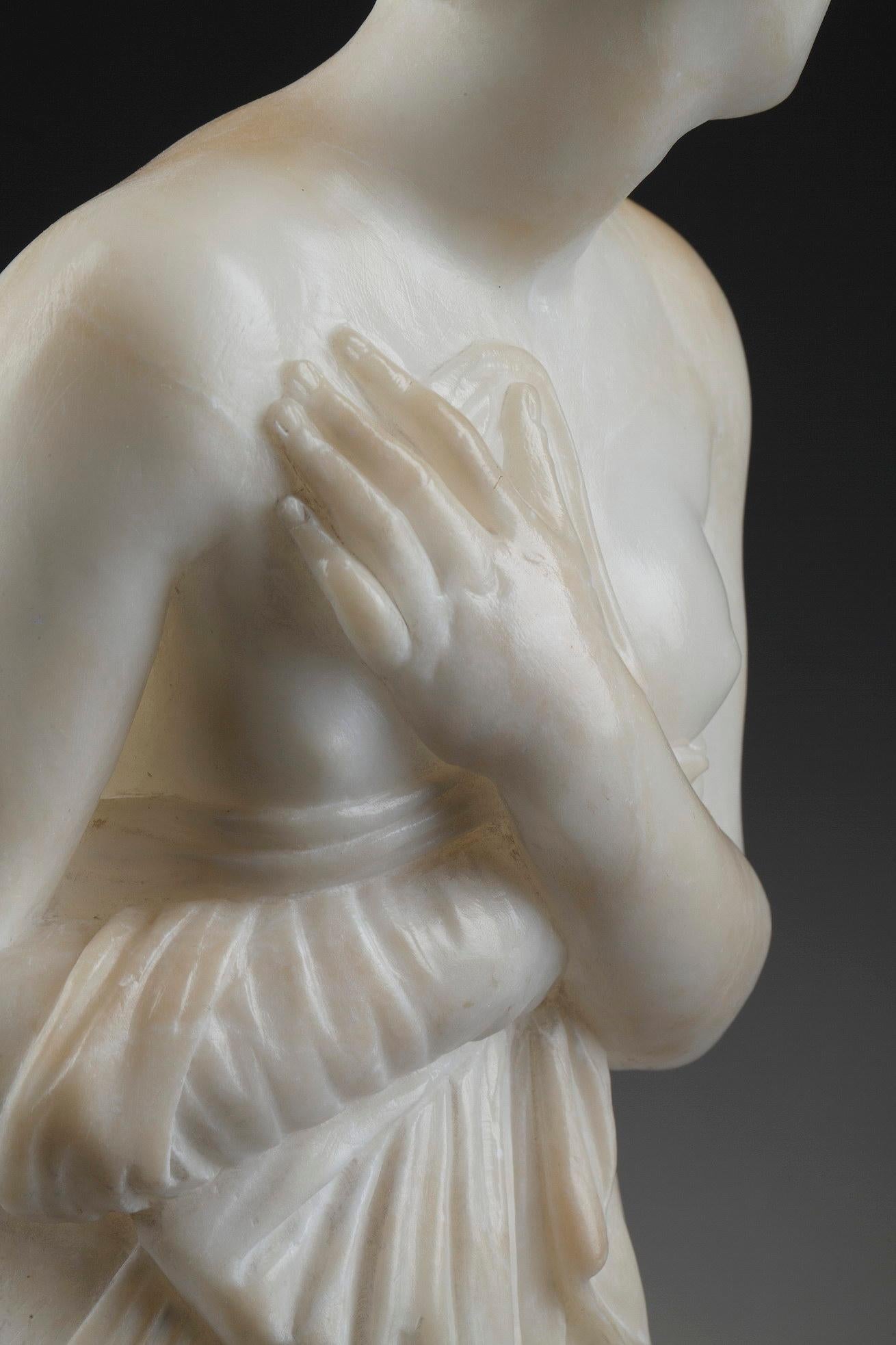 « Femme après sa salle de bains », sculpture en albâtre, d'après Antonio Canova 10