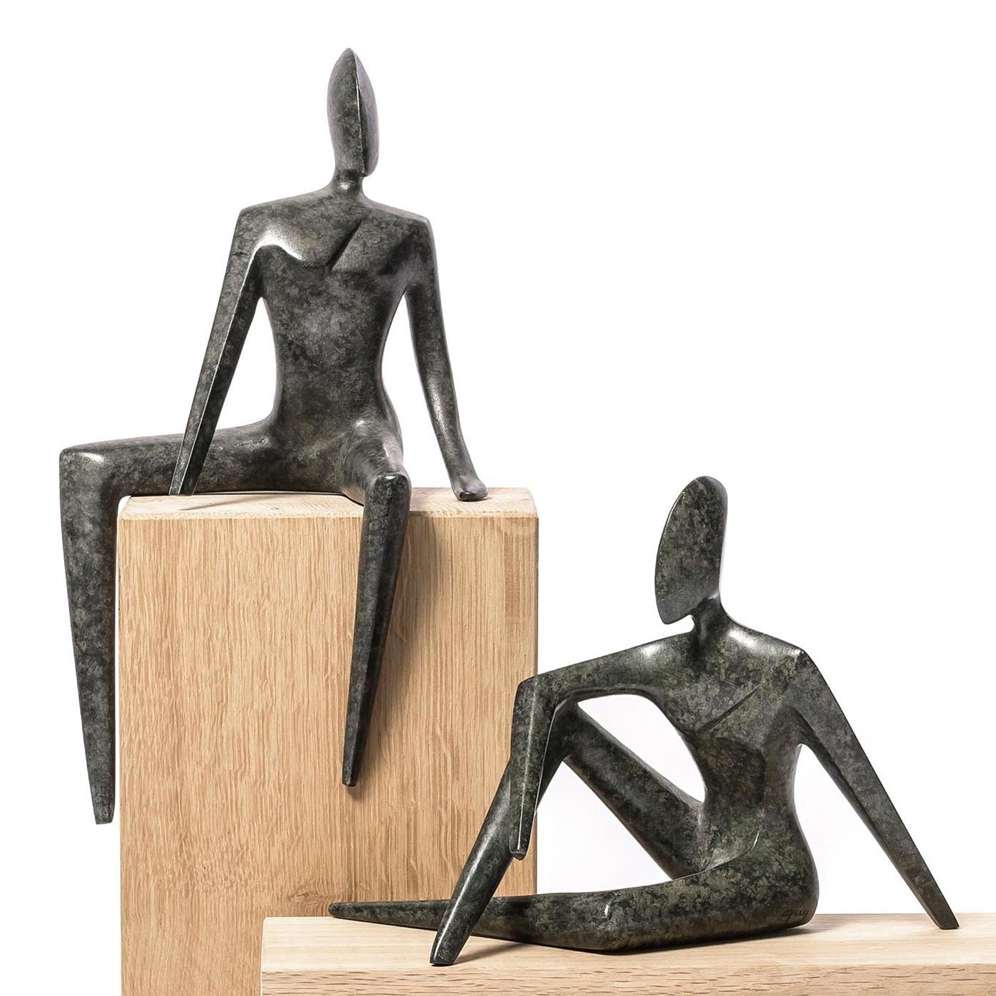 Skulptur Frau und Mann 2er-Set ganz in 
massive Bronze in dunkelgrüner Ausführung.
Frau: L15xT13xH28cm.
Mann: L21xT12xH15cm.
Eichenholzsockel nicht enthalten.