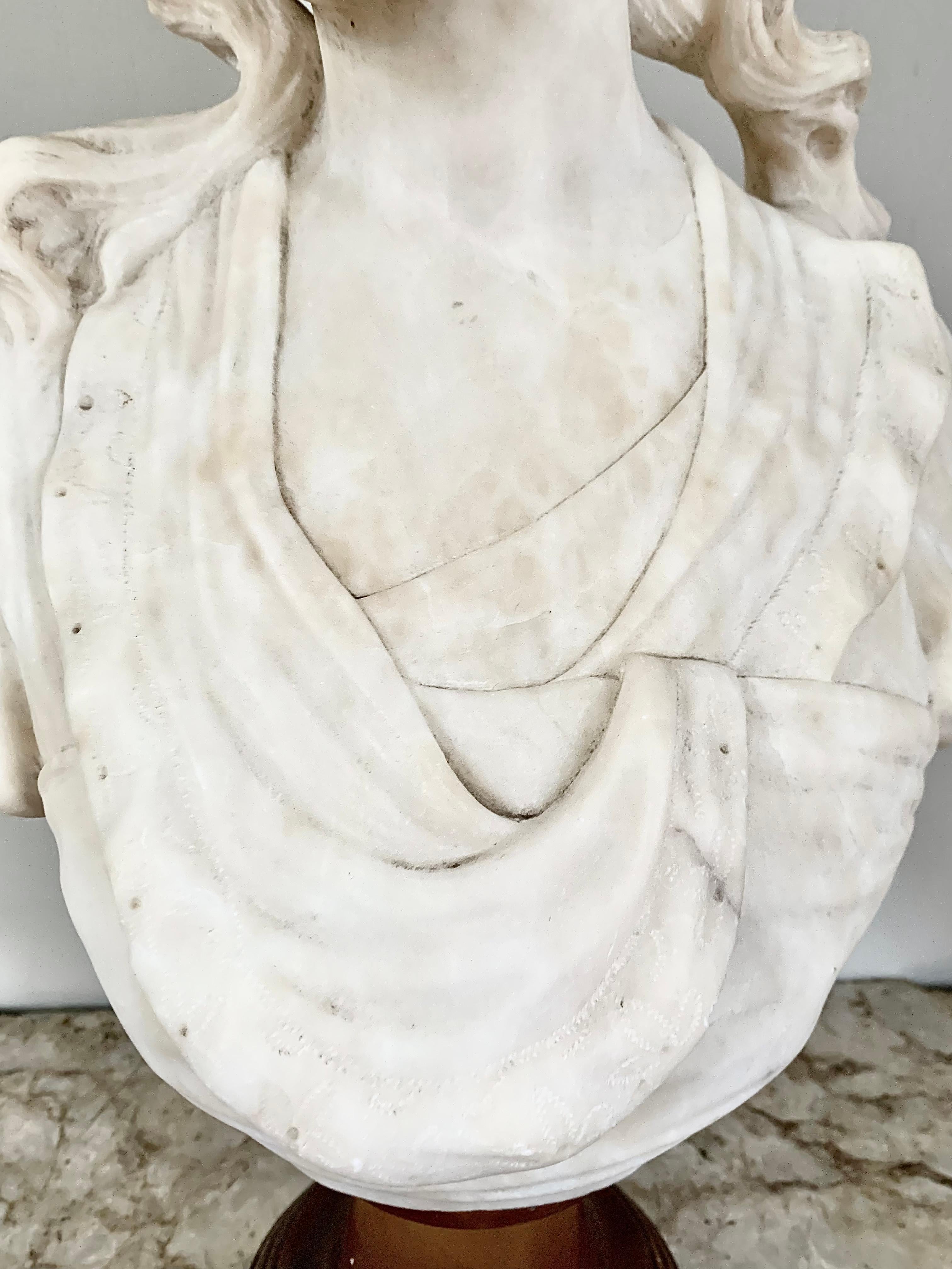 XIXe siècle Buste de femme, albâtre, 19e siècle en vente