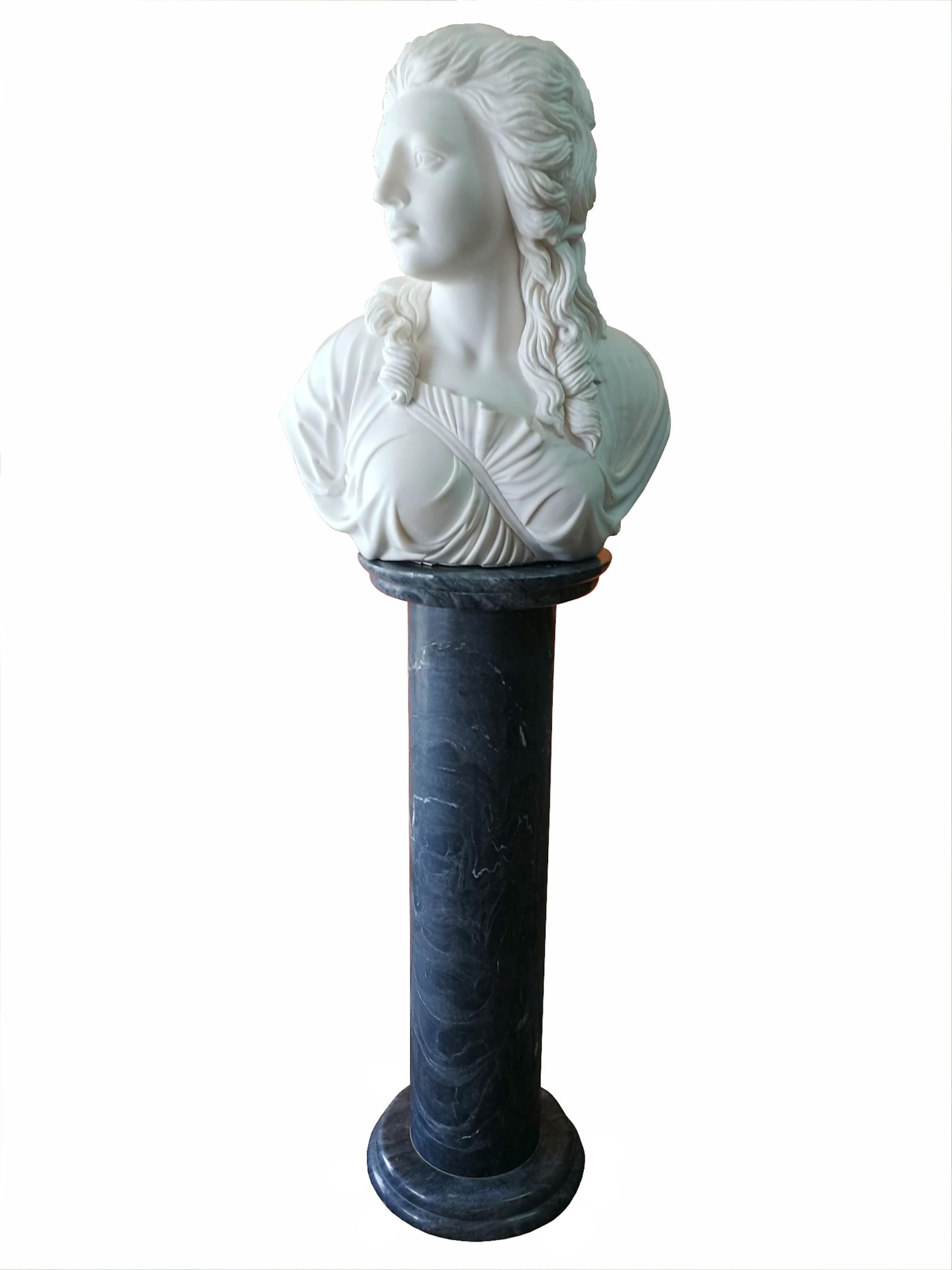 Magnifique buste en marbre blanc de Macael sculpté à la main représentant une jeune fille, de taille réelle. Artiste inconnu. Le piédestal en marbre n'est pas inclus dans le prix.
Origine : Espagne
Période : fin du XXe siècle, années 90.
