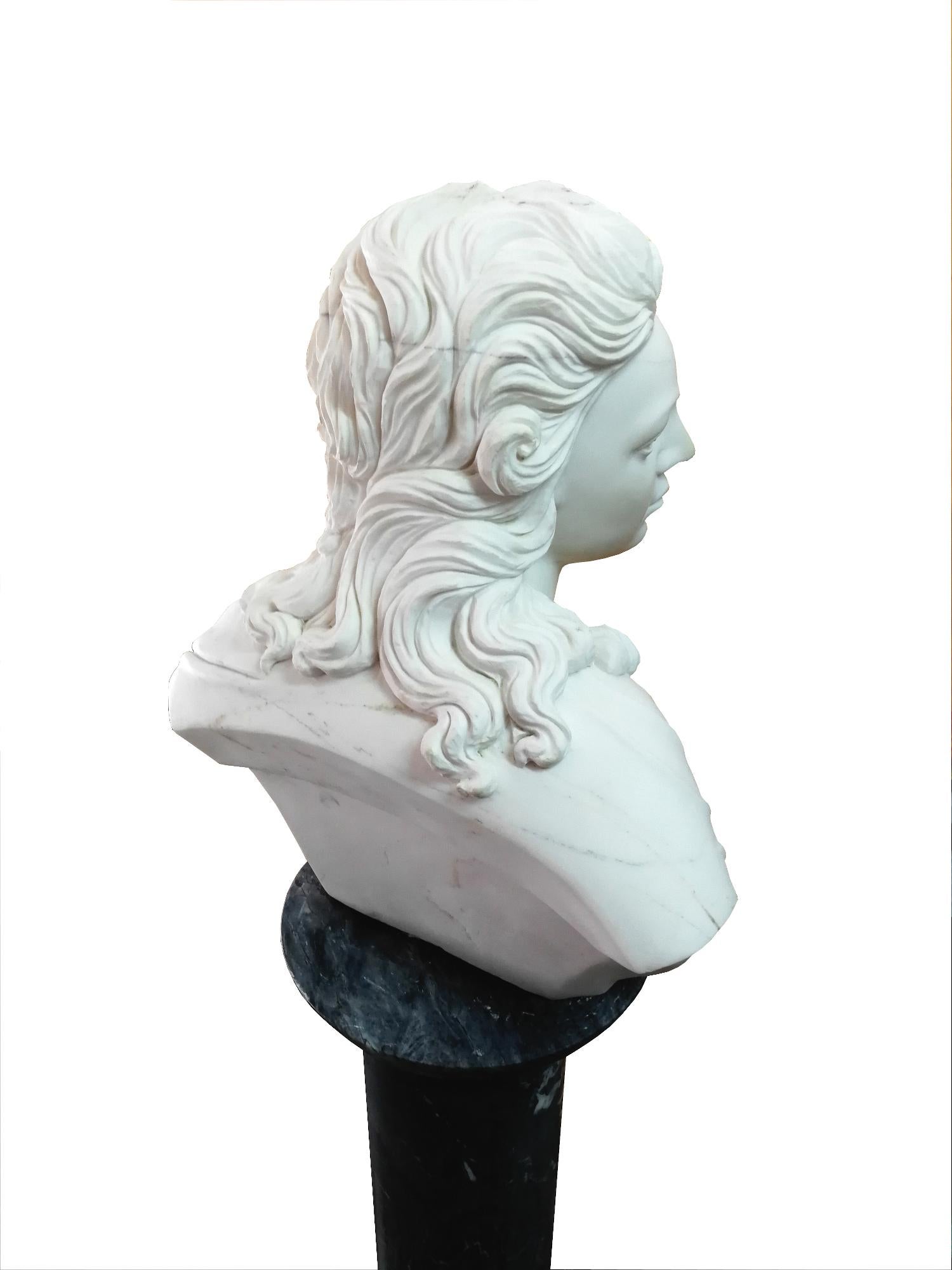 20ième siècle Marbre représentant une femme sur un buste, XXe siècle en vente