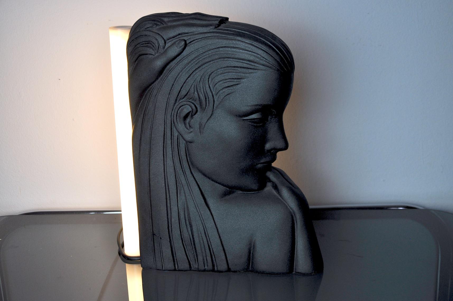 Très belle lampe de table représentant un buste de femme, conçue et produite en france dans les années 1970. Objet unique qui illuminera et apportera une véritable touche design à votre intérieur. Électricité vérifiée, quelques dommages peu