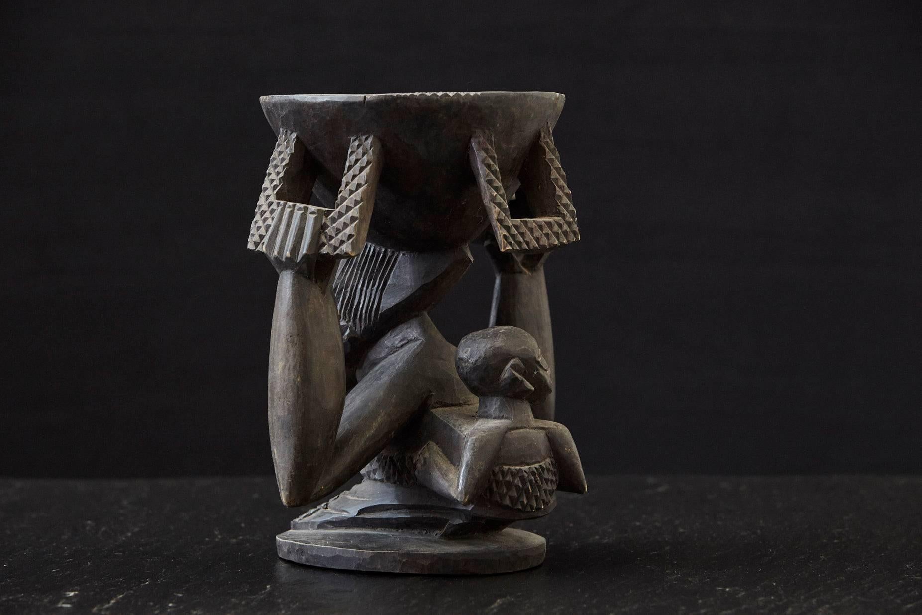 Nigeriano Donna che porta il bambino in un papoose, porta noci di Kola da Abeokuta, Nigeria, anni '50 in vendita