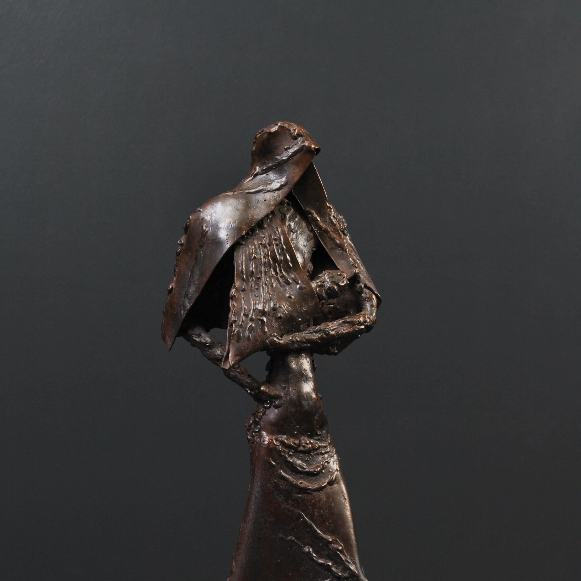 Eine englische Skulptur aus der Mitte des 20. Jahrhunderts mit einer Frau und einem kleinen Kind. Hergestellt aus Stahl mit Schweißnähten und Metallkonstruktionstechniken auf einem Sockel aus massivem Marmor.
Ein recht ungewöhnliches Kunstwerk mit