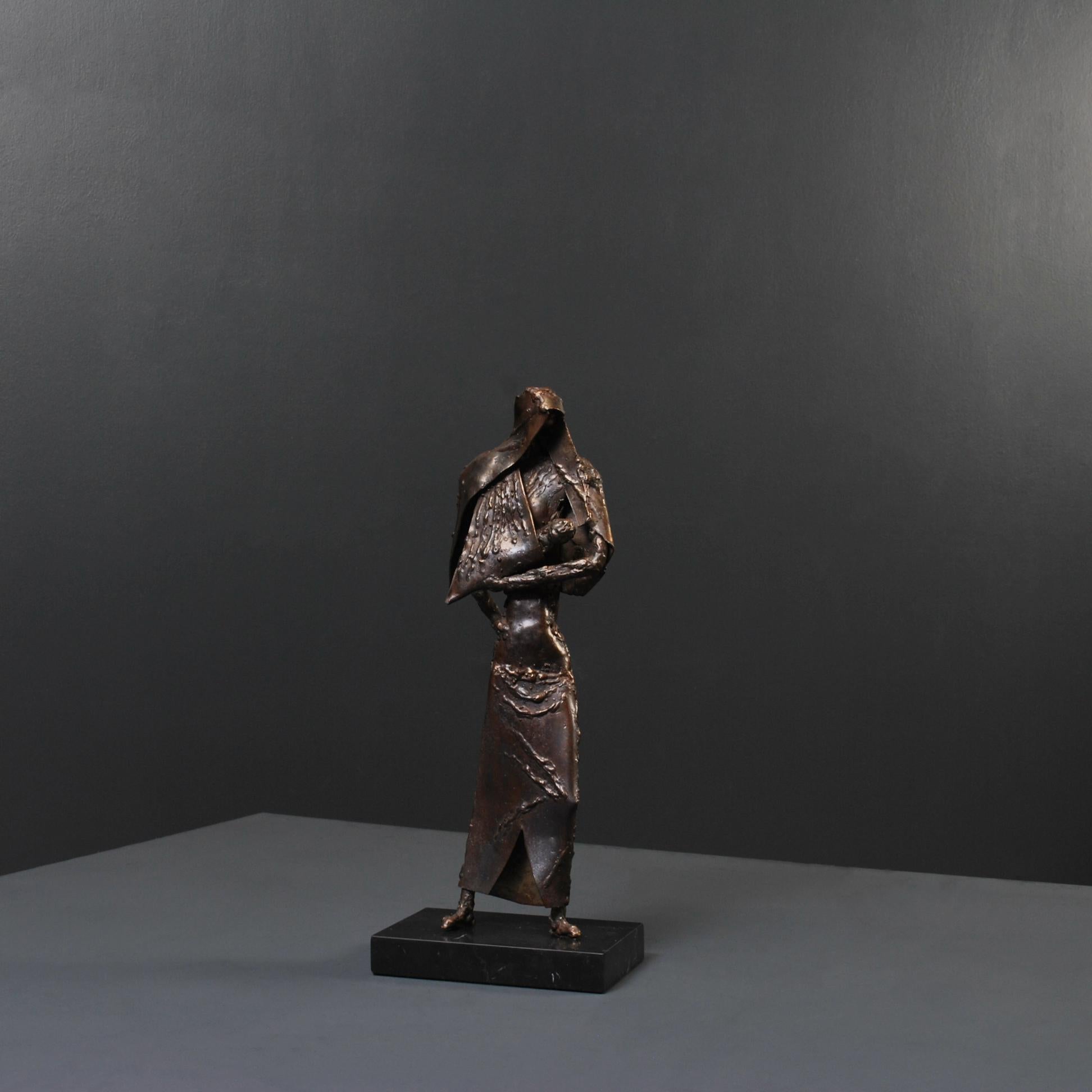 Skulptur „Frau und Kind“ (Moderne) im Angebot