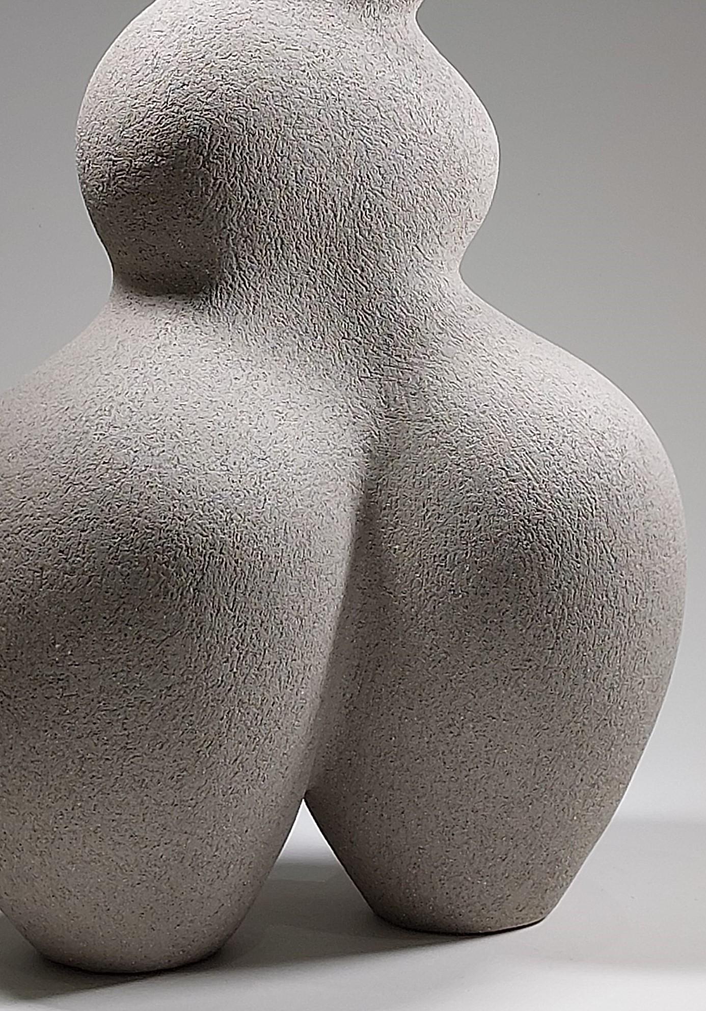 Woman' Contemporary Ceramic Sculpture by Rachel Peters, Grey Clay, En stock Neuf à Wirral, GB