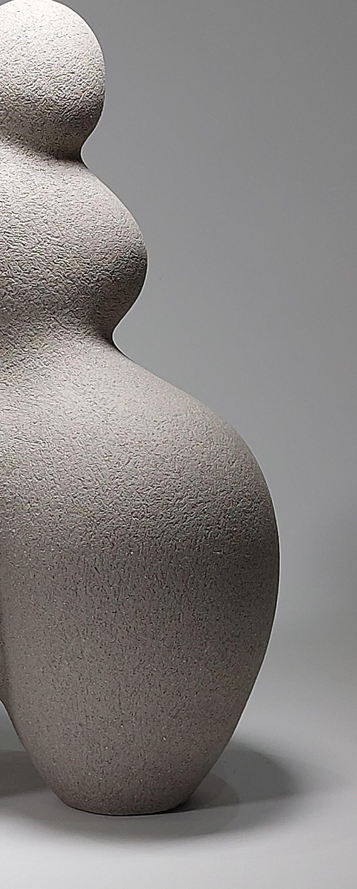 XXIe siècle et contemporain Woman' Contemporary Ceramic Sculpture by Rachel Peters, Grey Clay, En stock