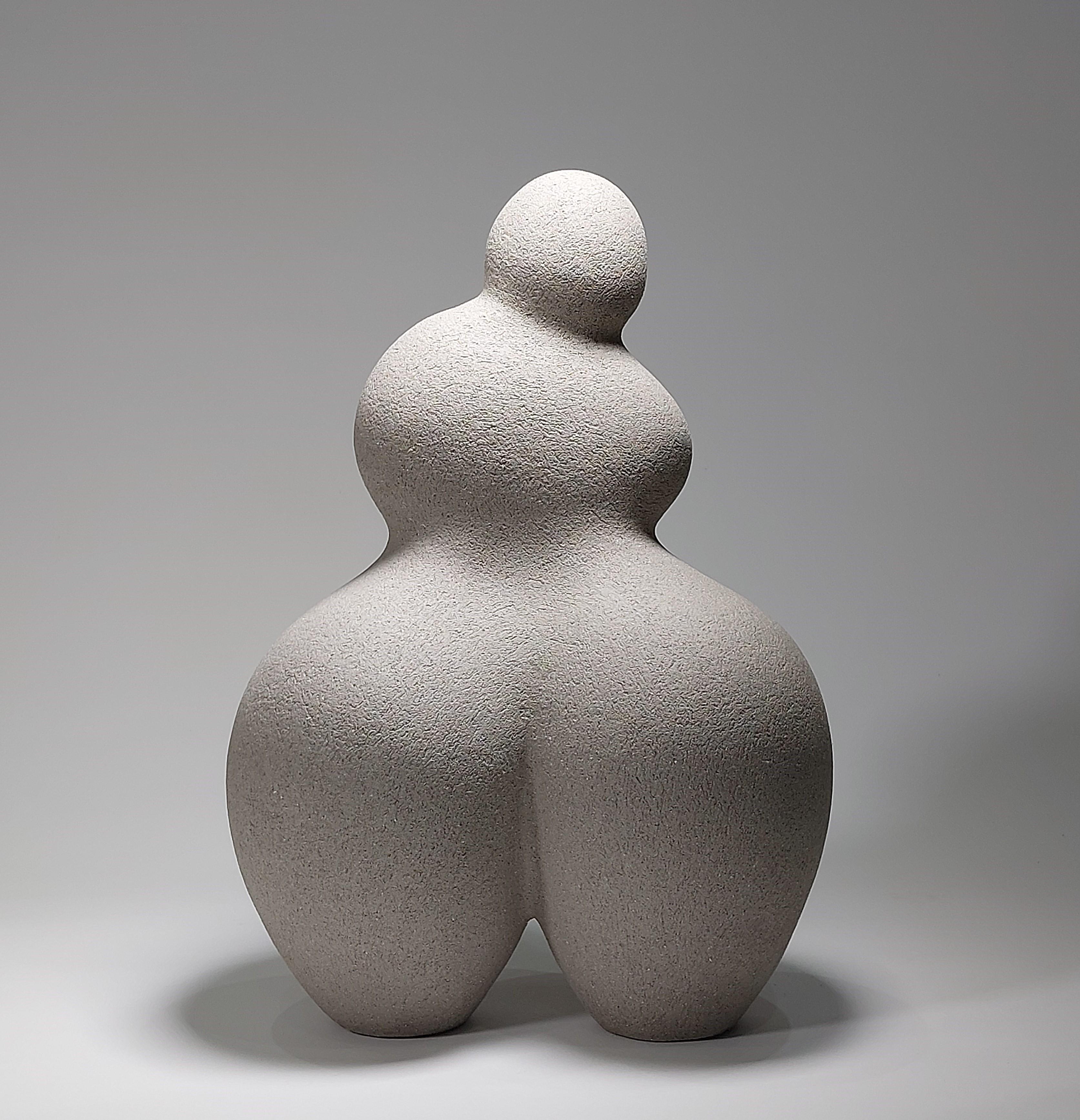 Sculpture contemporaine en céramique 'Woman' de Rachel Peters, argile grise, en stock.

Cette sculpture contemporaine a été fabriquée à la main à partir d'argile grise de Rokk, selon la méthode traditionnelle de l'enroulement.   Raffiné et fini à la