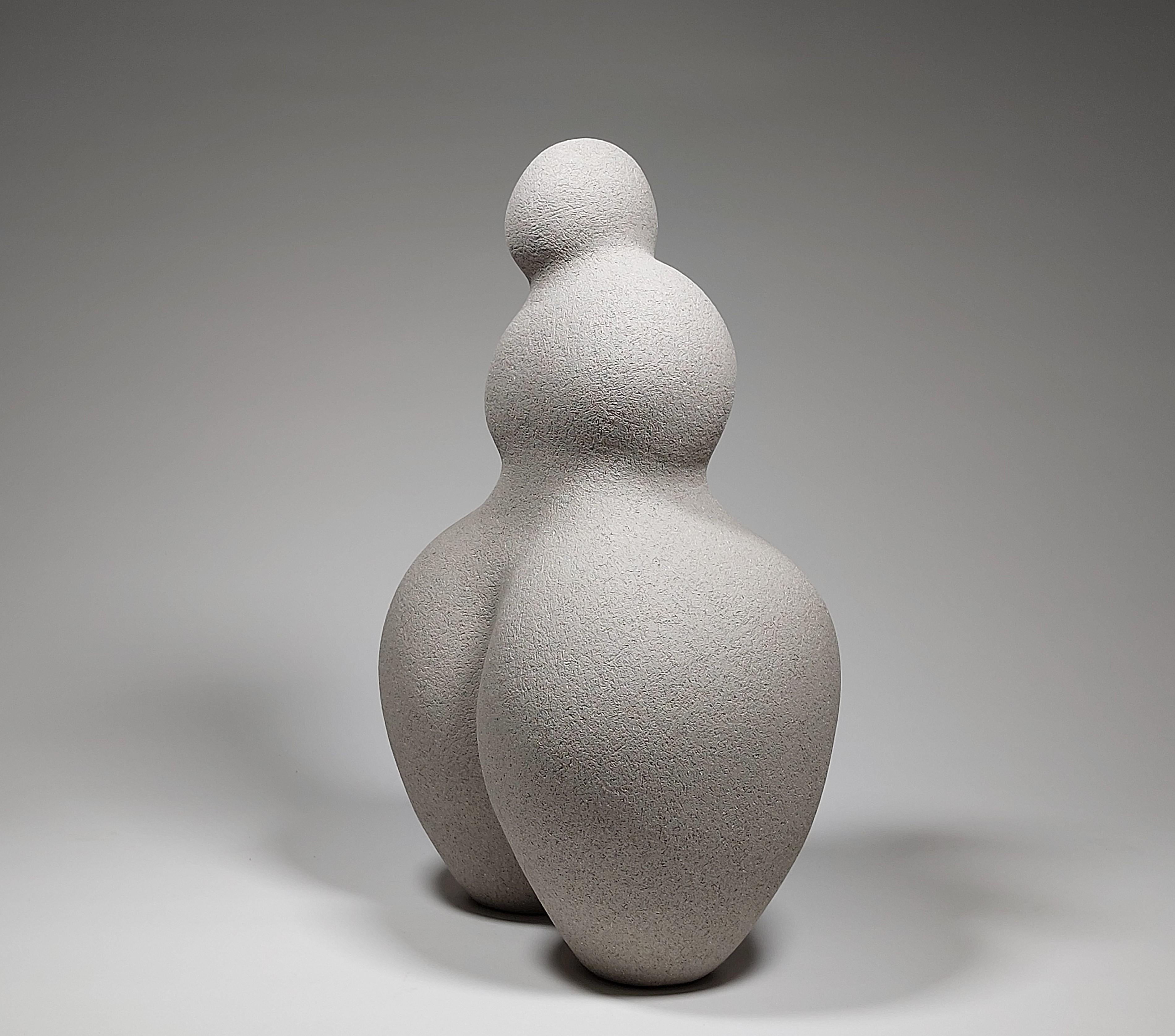 Britannique Woman' Contemporary Ceramic Sculpture by Rachel Peters, Grey Clay, En stock