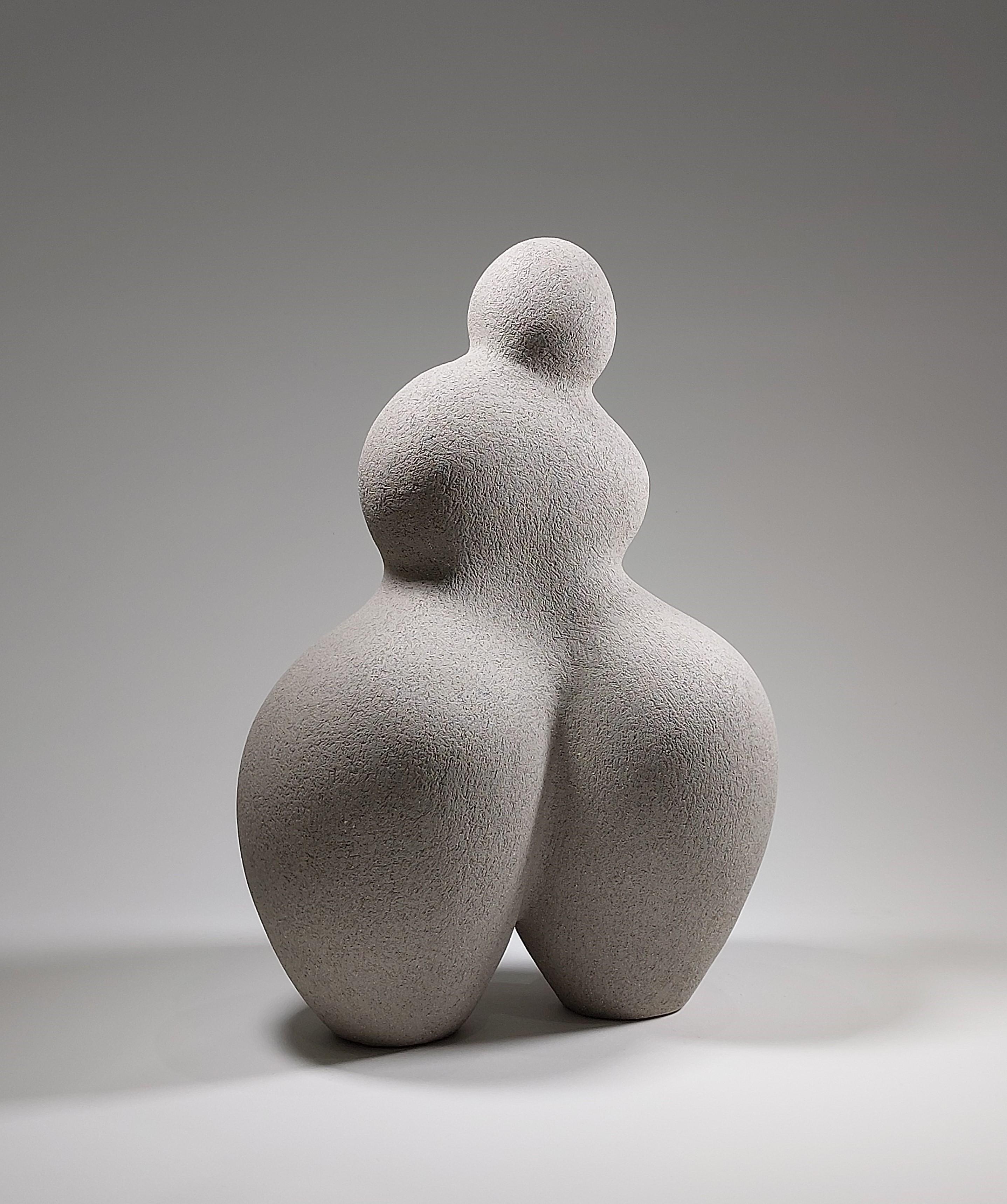Fait main Woman' Contemporary Ceramic Sculpture by Rachel Peters, Grey Clay, En stock