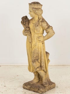 Donna che tiene un covone di grano, ornamento da giardino in cemento, Inghilterra, metà del XX secolo