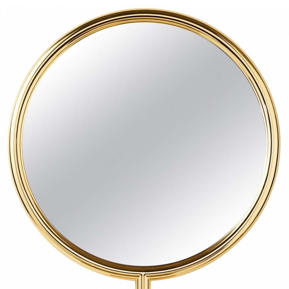 Femme de miroir avec cadre en acier poli en
finition plaquée or 24 carats avec verre miroir rond.
Disponible également en finition chromée.
Finition plaquée or 24 carats disponible en :
Mesures : L 90 x P 5,5 x H 120 cm, prix : 3450,00€.
L 66 x