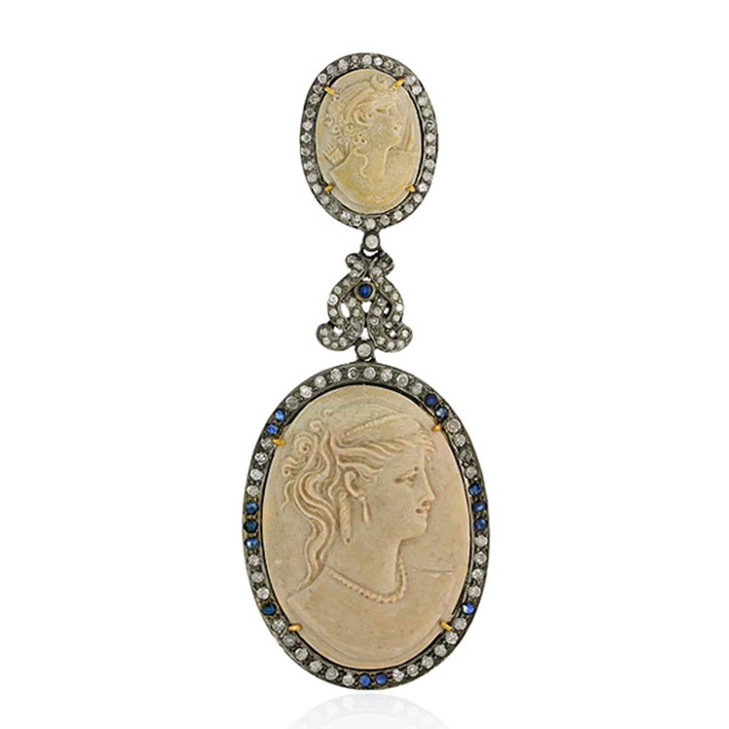Taille ronde Boucles d'oreilles camée portrait de femme en coquillage avec saphirs et diamants  99,27 Carats en vente