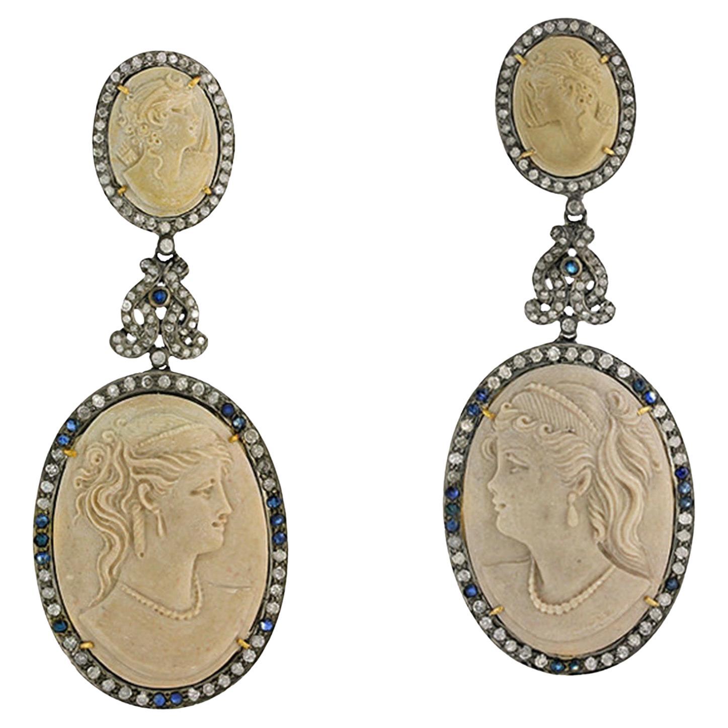 Boucles d'oreilles camée portrait de femme en coquillage avec saphirs et diamants  99,27 Carats en vente