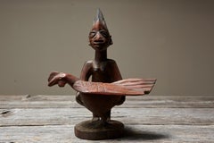 Donna che sacrifica tenendo in mano una ciotola per le offerte, Yoruba People, Nigeria, anni '40