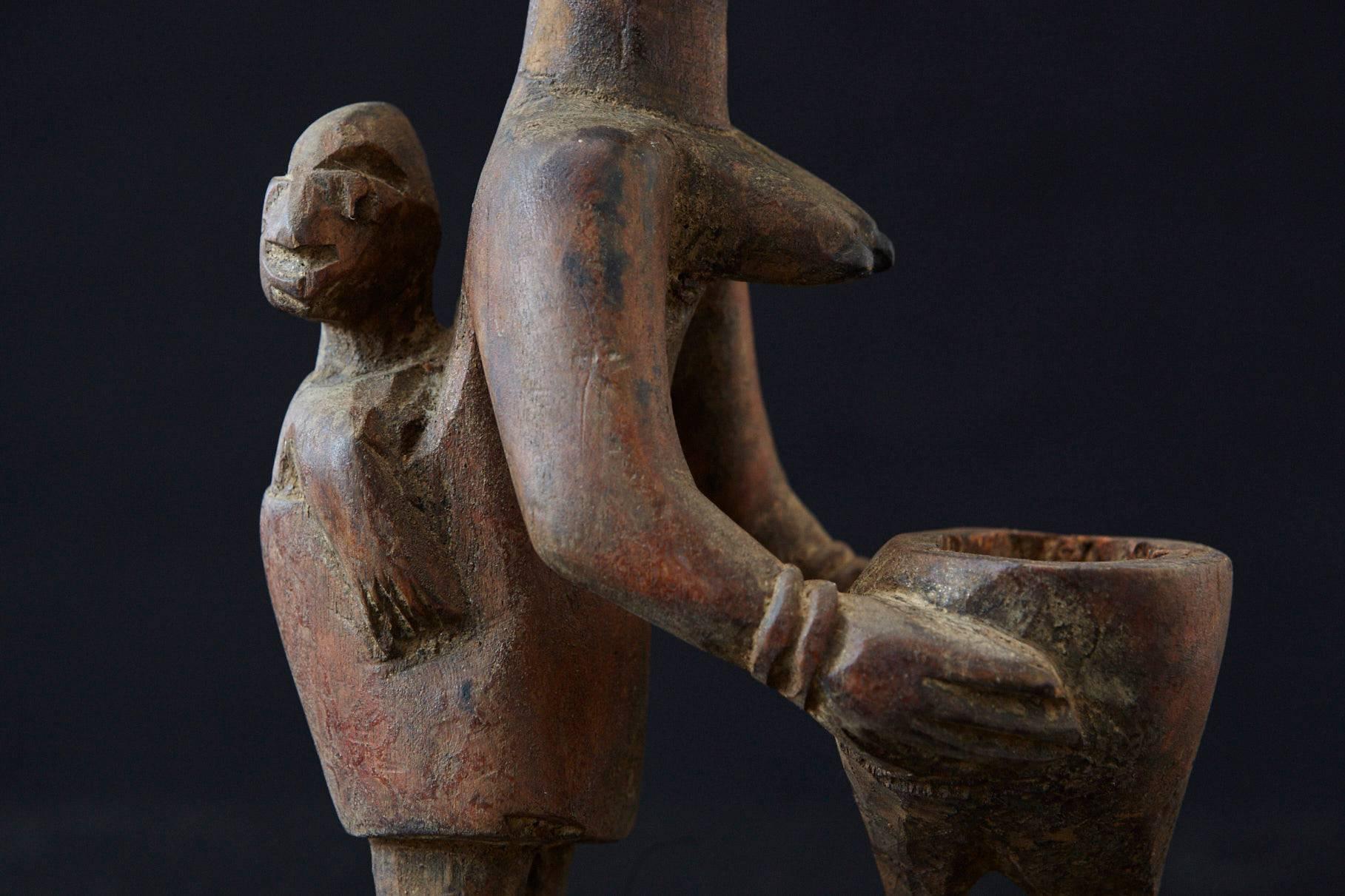 Woman Sacrificing Holding Offering Bowl, Yoruba People, Nigeria, 1940s In Good Condition For Sale In Pau, FR