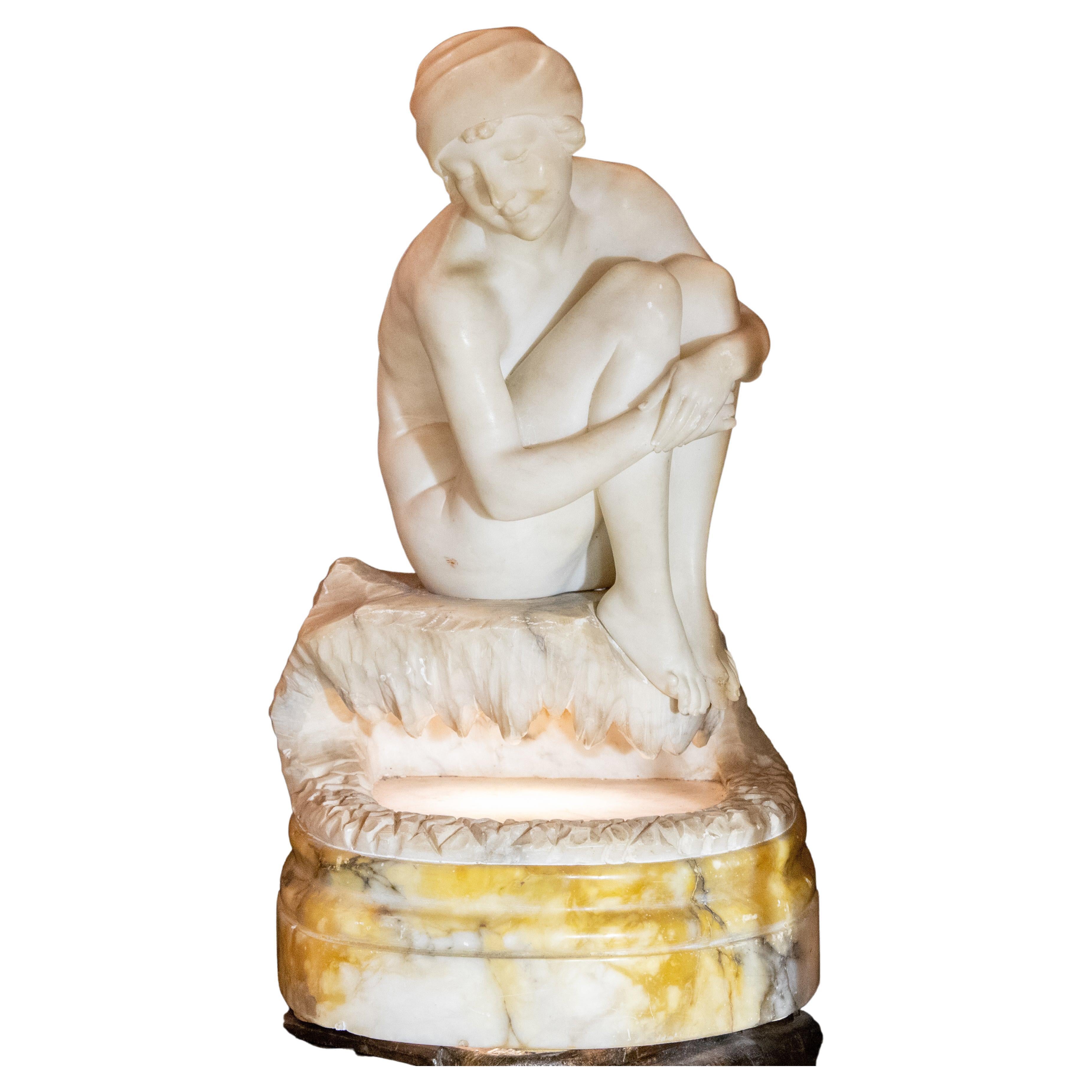 Giovane donna indecisa se fare il bagno nella fontana o continuare a specchiarsi nell'acqua. Un piccolo capolavoro del primo periodo dell'Art Nouveau italiano. Sigla L. Nardoni.