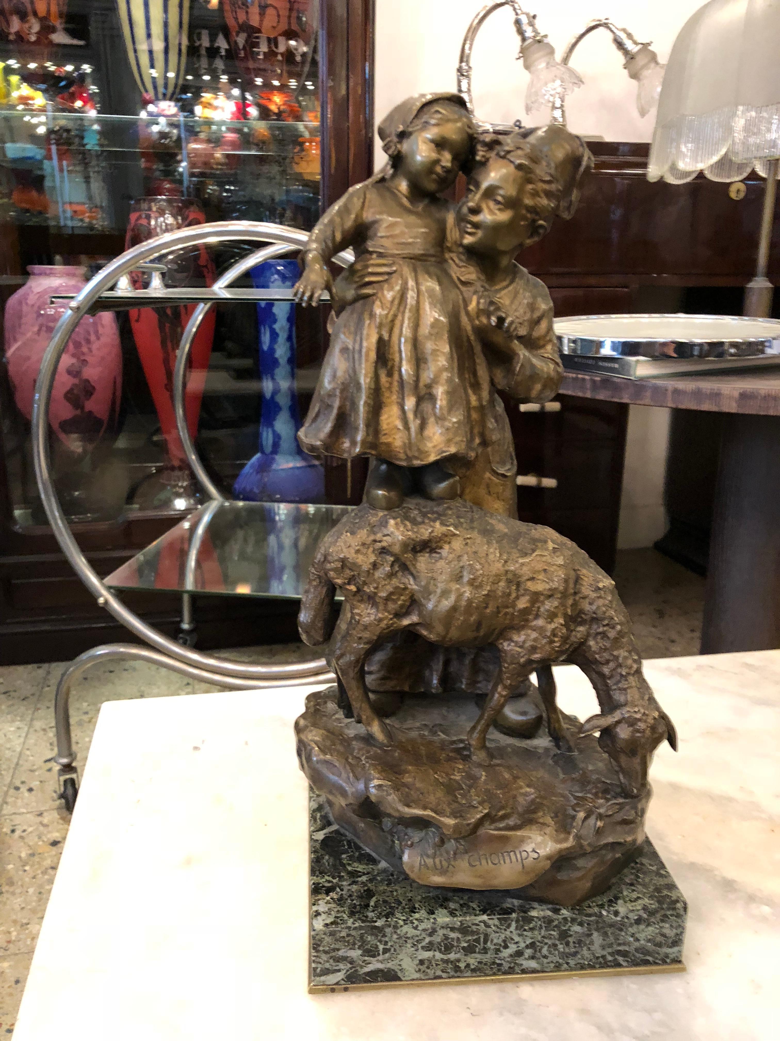 Français Femme avec enfant en bronze et marbre. Signe : J.D. Aste , Art nouveau en vente