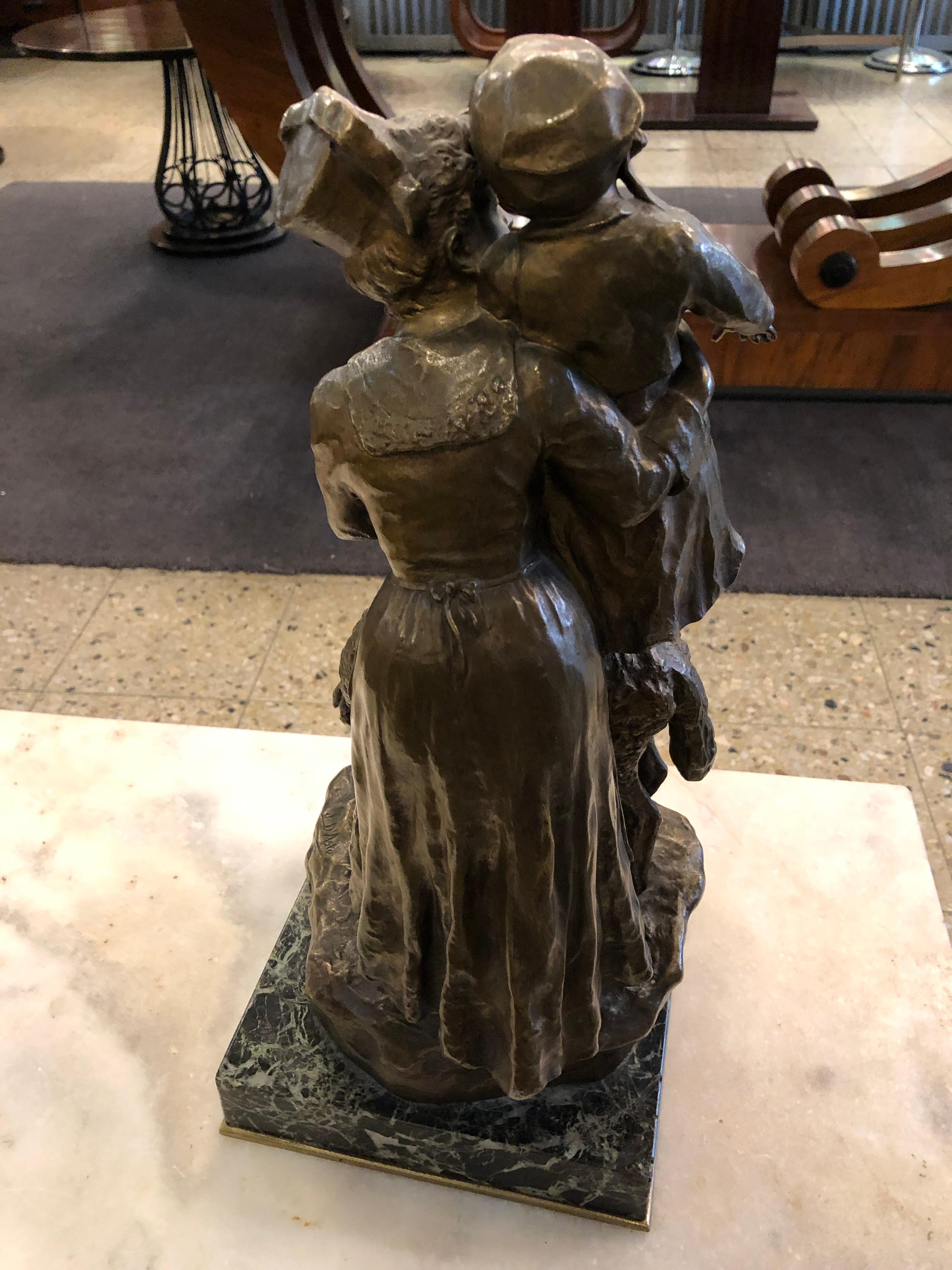 Femme avec enfant en bronze et marbre. Signe : J.D. Aste , Art nouveau en vente 1